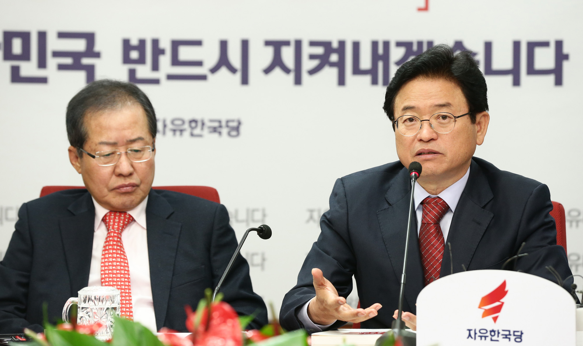 정치;국회;자유한국당;홍준표;박정희액자;이철우