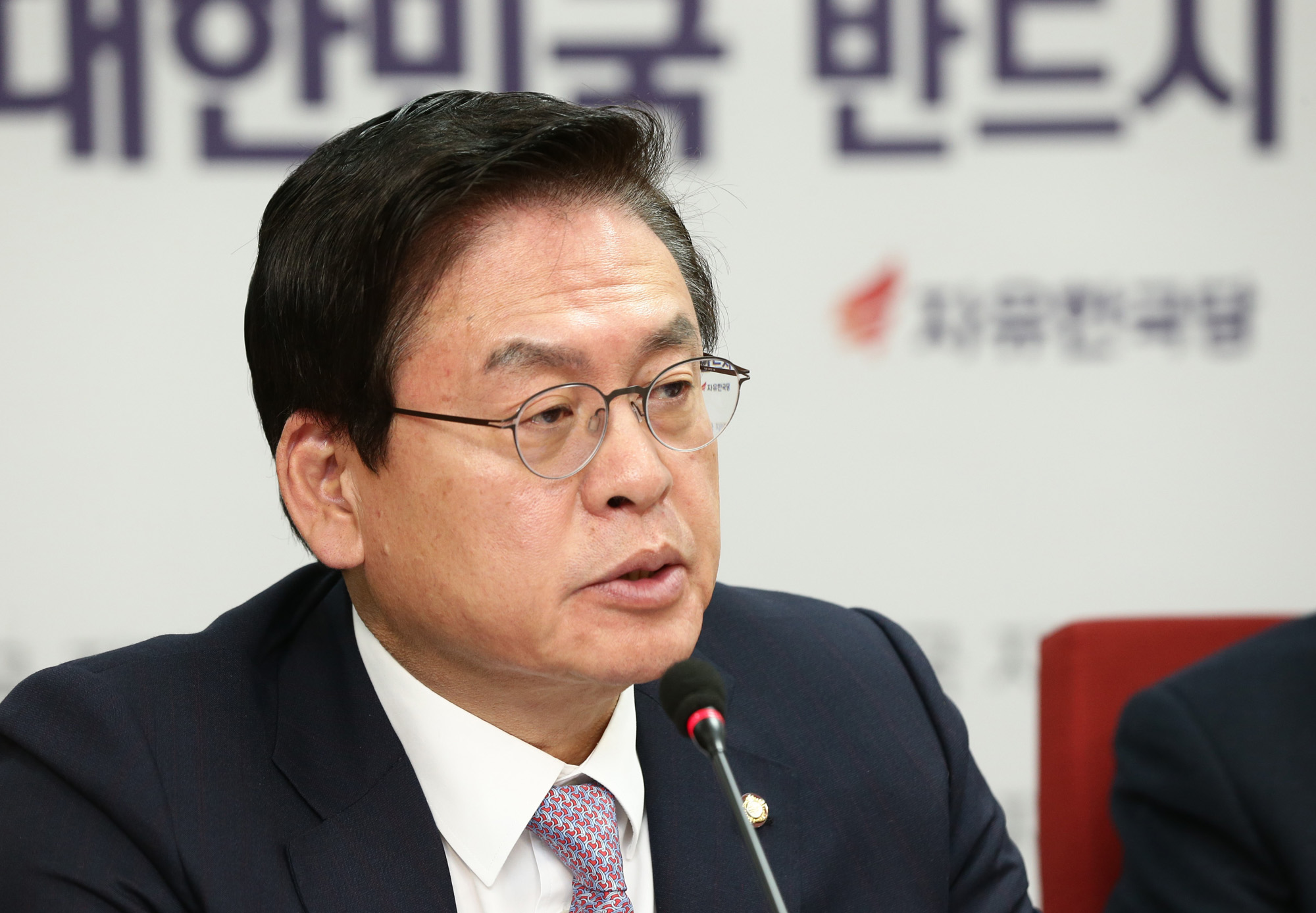 정치;국회;자유한국당;홍준표;박정희액자;정우택