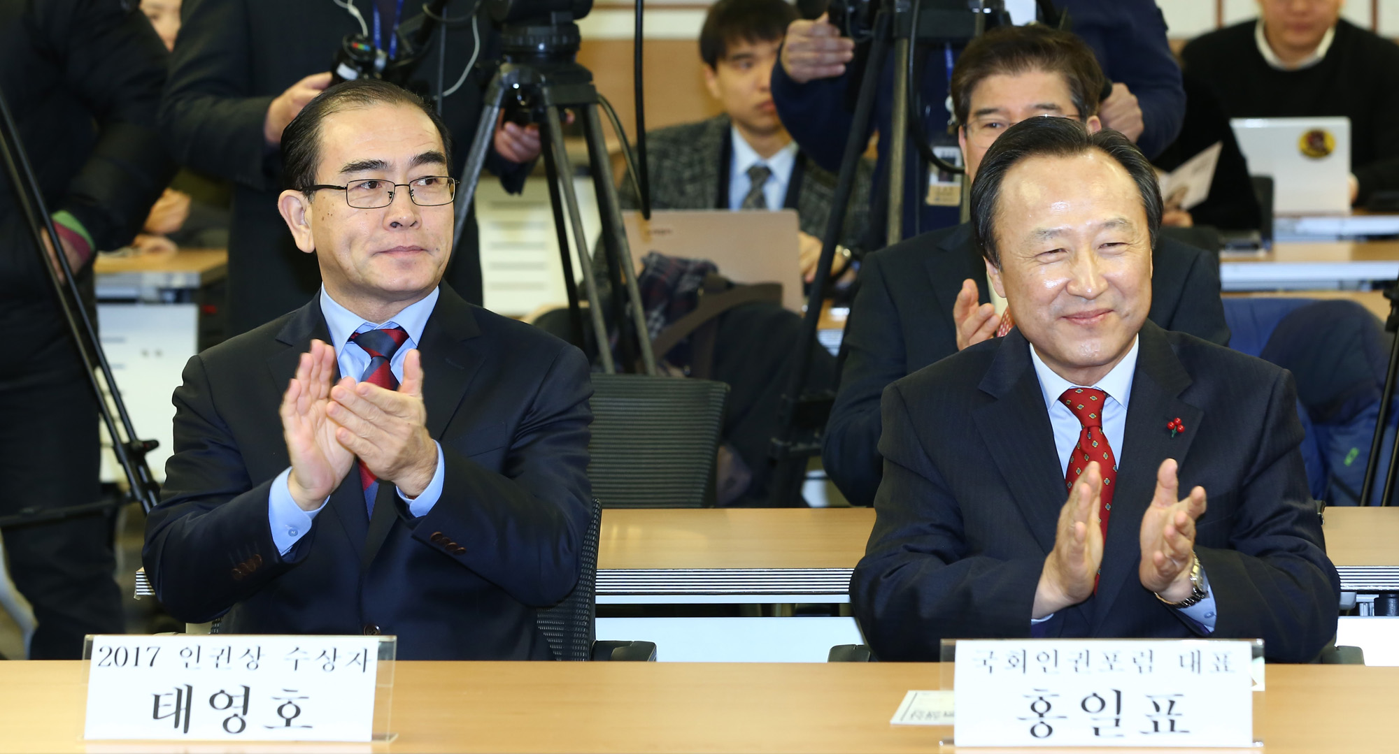 정치;국회;올해의인권상;태영호;홍익표의원