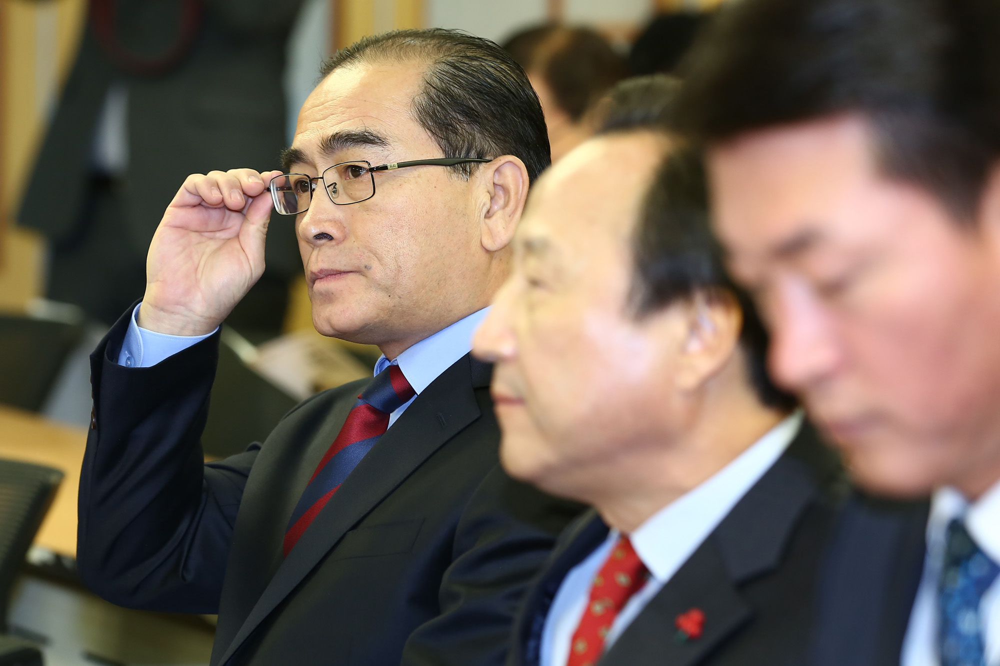 정치;국회;올해의인권상;태영호;홍익표의원