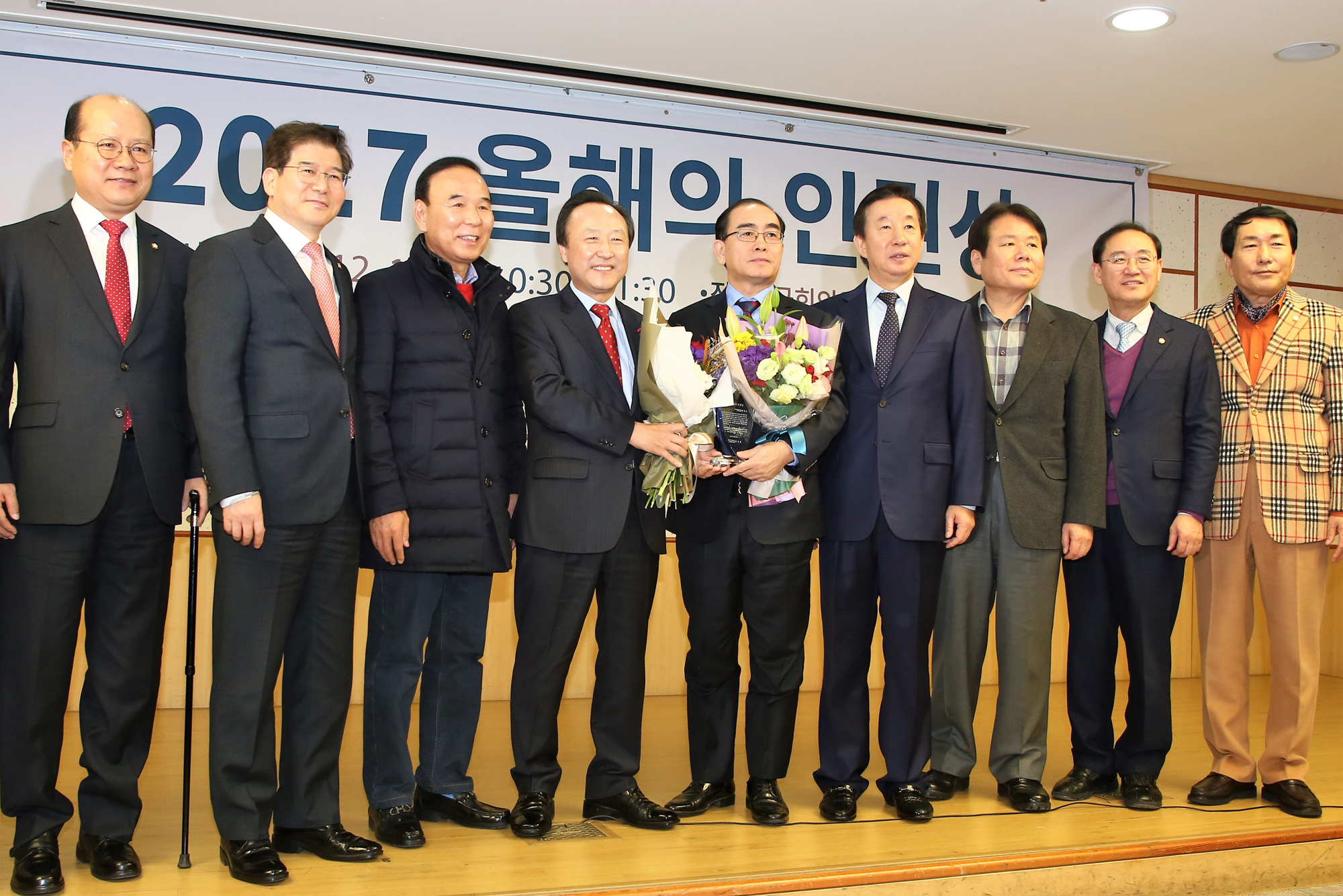 정치;국회;올해의인권상;태영호;홍익표의원