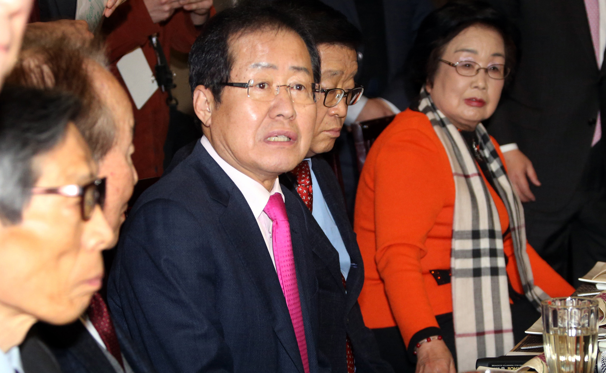 정치;자유한국당;홍준표;상임고문오찬