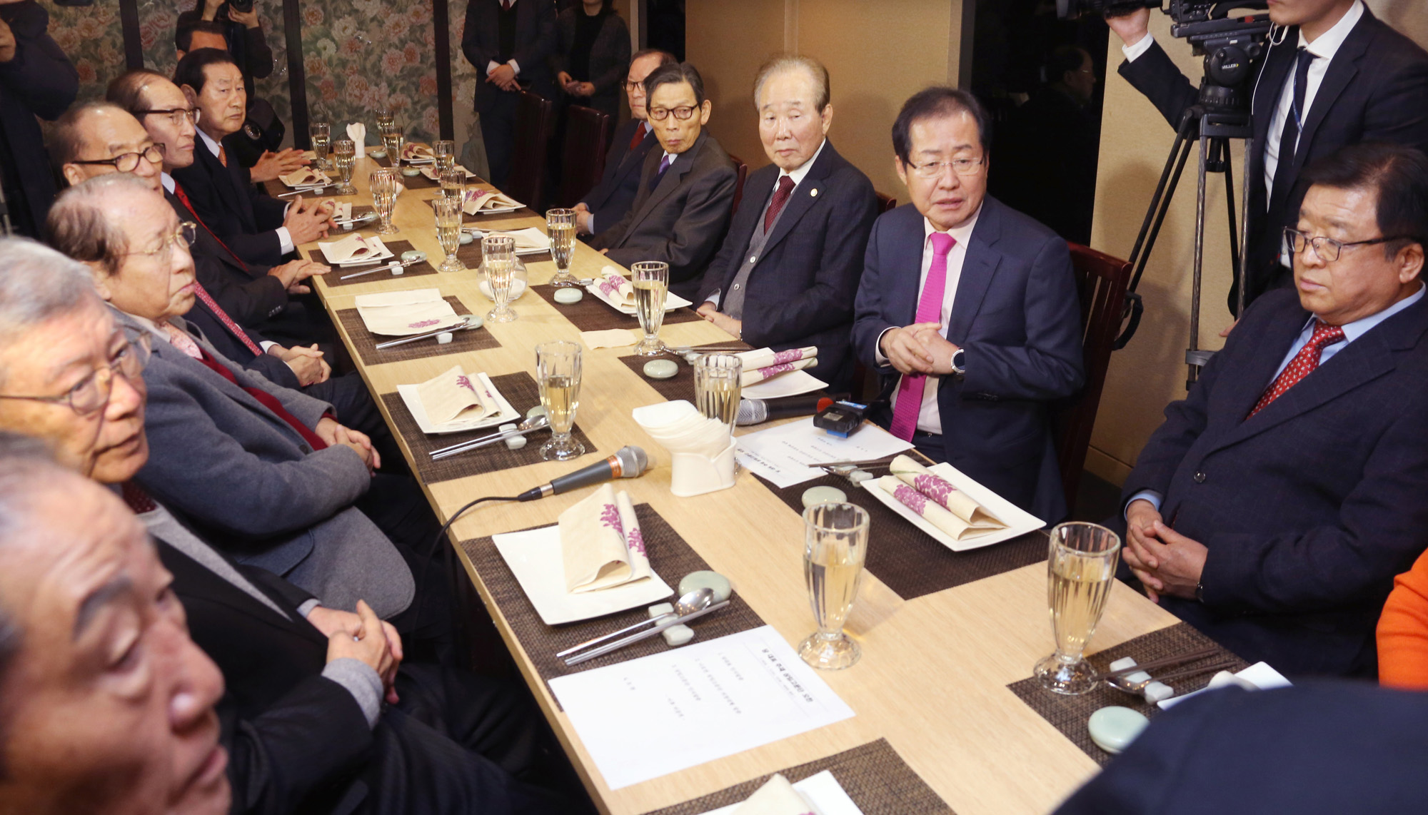 정치;자유한국당;홍준표;상임고문오찬