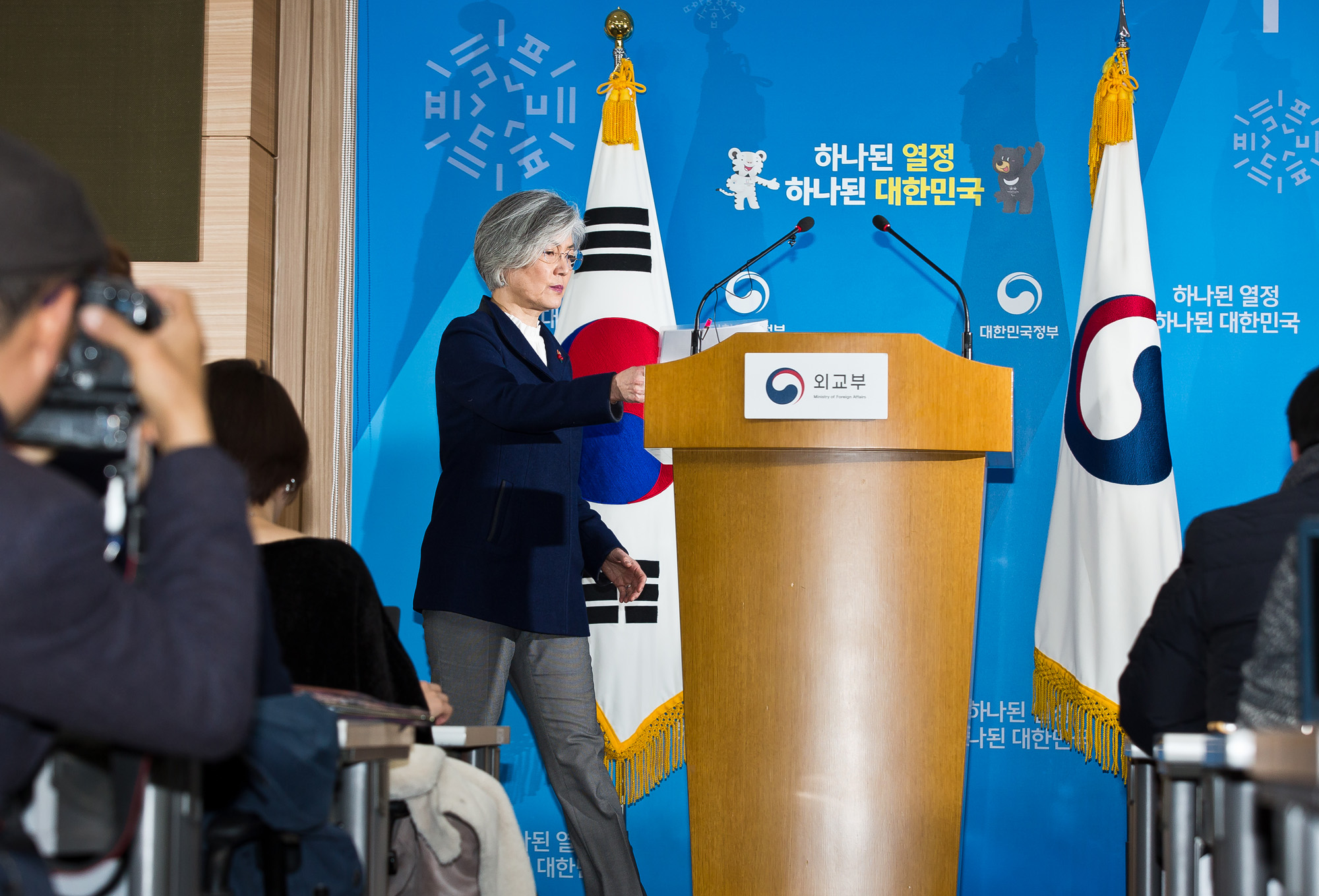 정치;외교;한일위안부합의;외교부;정부서울청사;강경화;외교부장관;한일위안부합의처리기자회견;위안부재협상