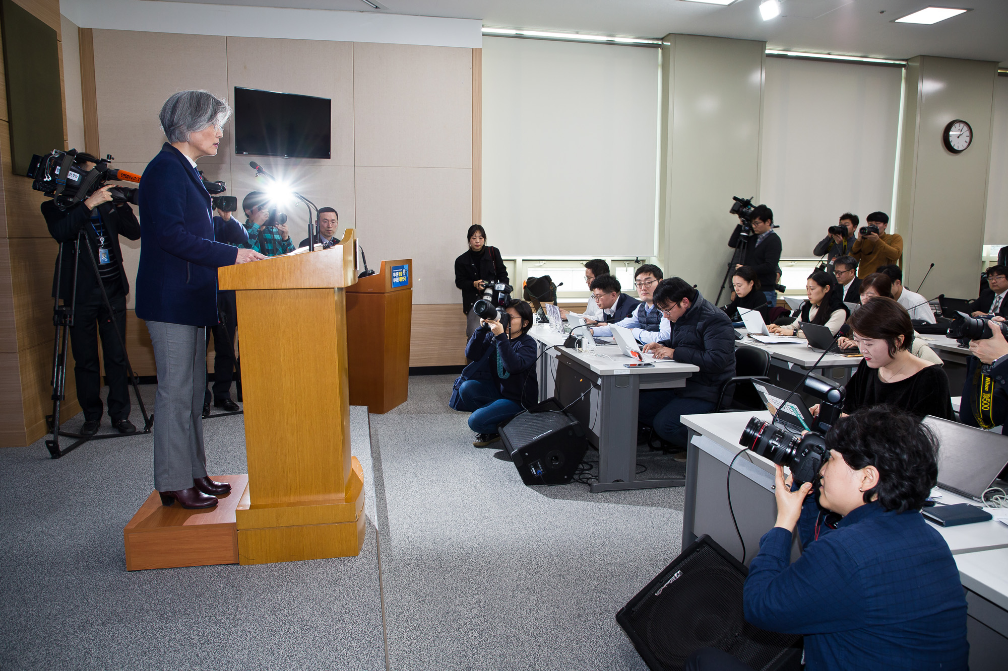 정치;외교;한일위안부합의;외교부;정부서울청사;강경화;외교부장관;한일위안부합의처리기자회견;위안부재협상
