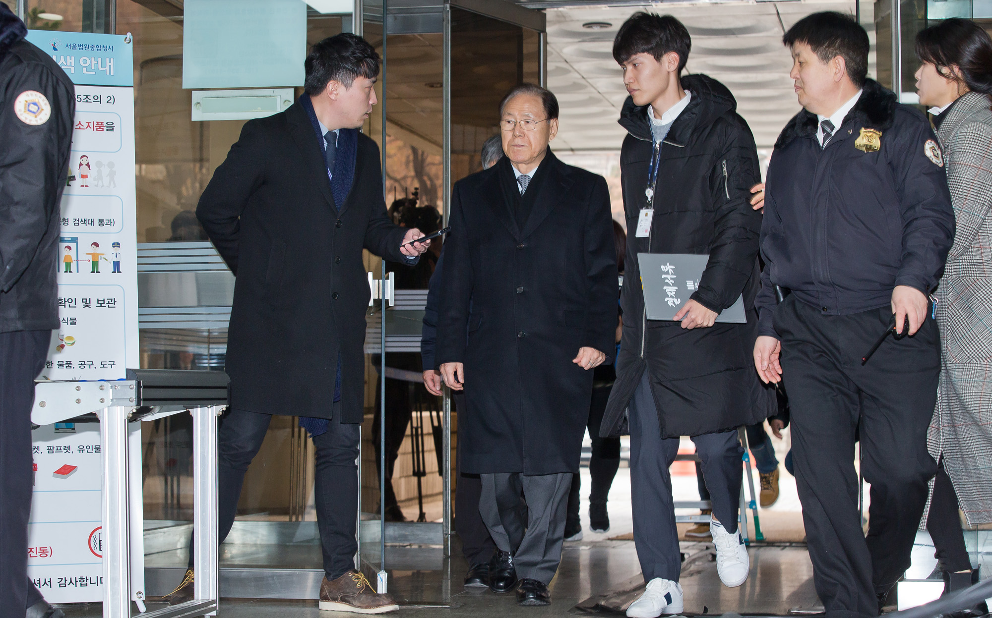 정치;정부;이명박정부;국가정보원;국정원불법자금수수;뇌물수수;김백준총무기획관;김진모민정2비서관;청와대;영장실질심사;MB정부