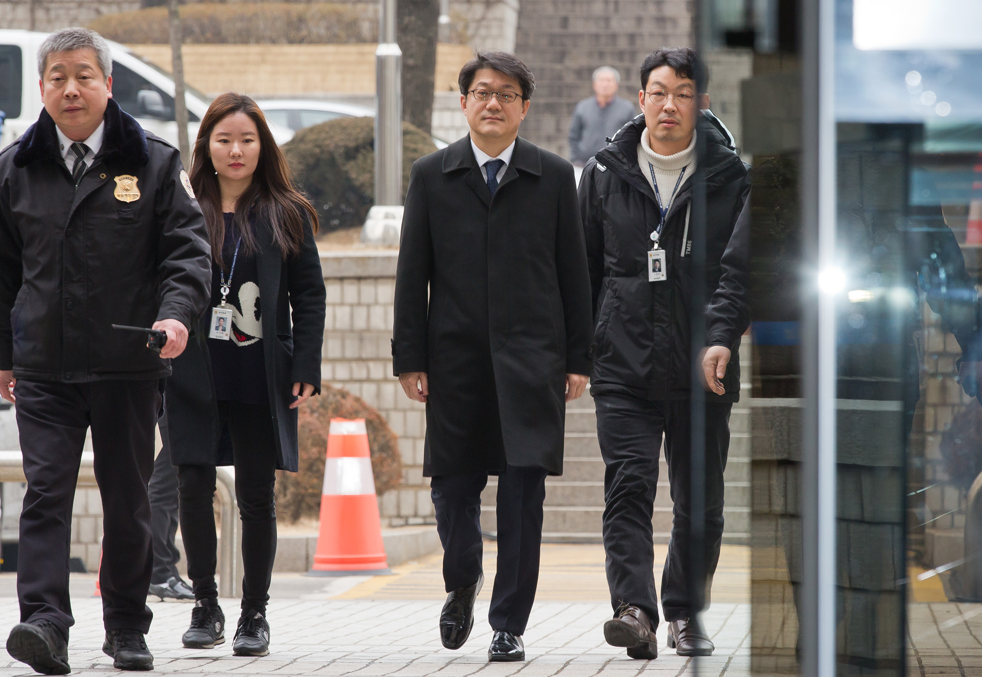정치;정부;이명박정부;국가정보원;국정원불법자금수수;뇌물수수;김백준총무기획관;김진모민정2비서관;청와대;영장실질심사;MB정부
