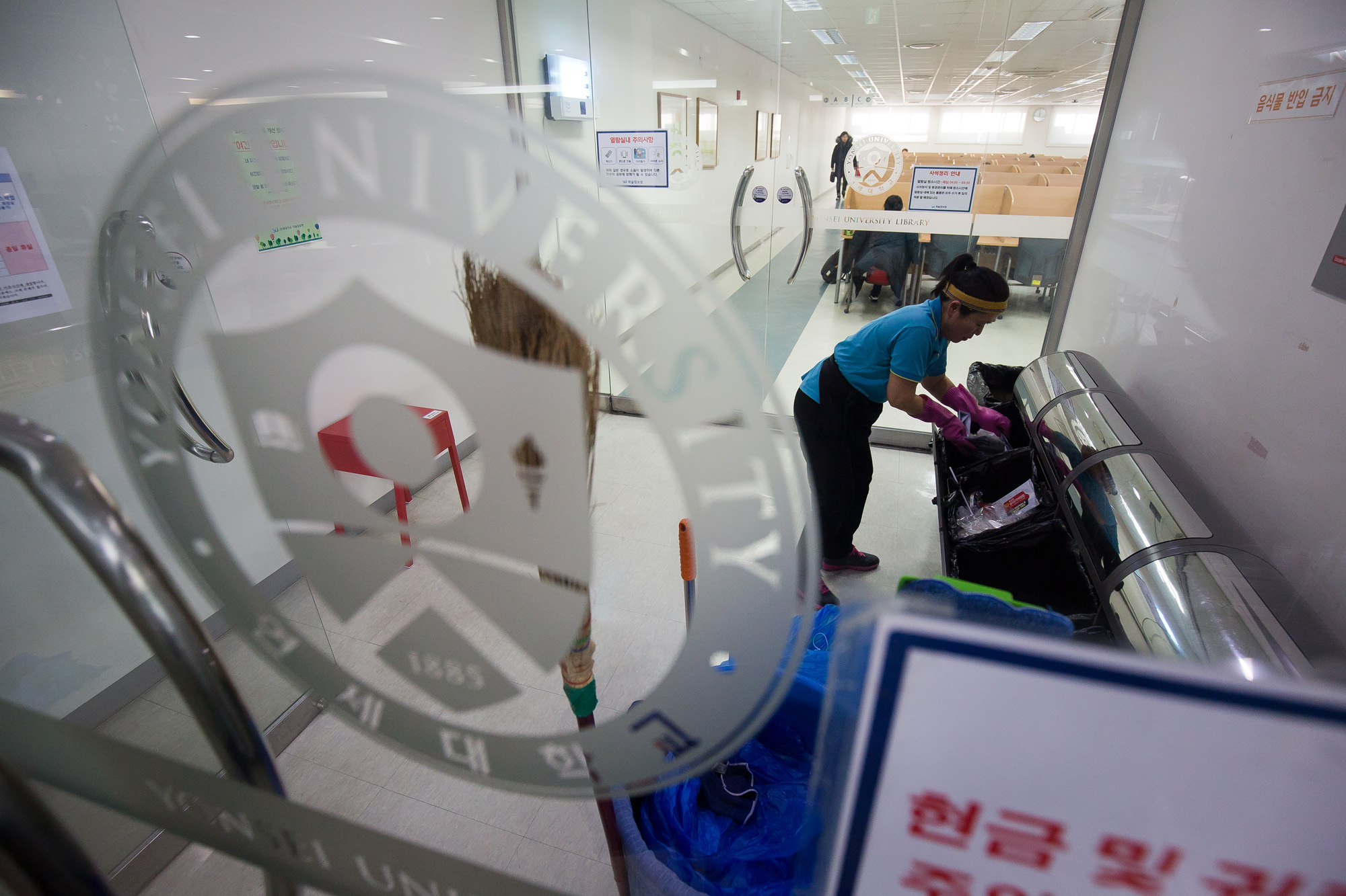 사회;세태;사건사고;연세대학교;연세대청소노동자;청소노동자;경비노동자;대학인원감축;연세대점거농성;노사갈등;간접고용;청소노동자구조조정