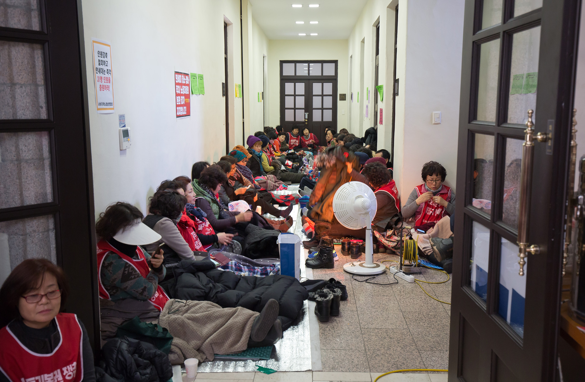 사회;세태;사건사고;연세대학교;연세대청소노동자;청소노동자;경비노동자;대학인원감축;연세대점거농성;노사갈등;간접고용;청소노동자구조조정