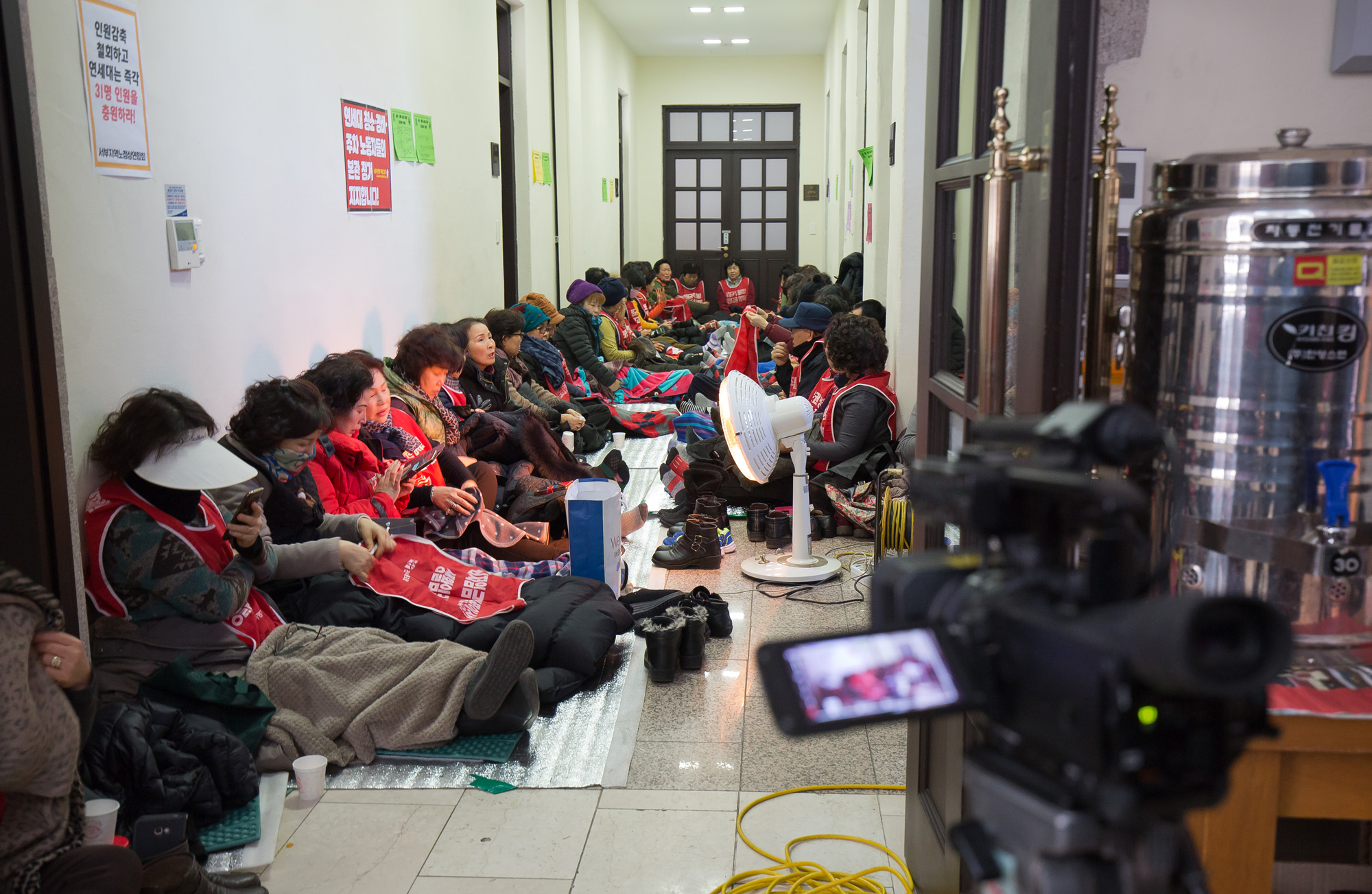 사회;세태;사건사고;연세대학교;연세대청소노동자;청소노동자;경비노동자;대학인원감축;연세대점거농성;노사갈등;간접고용;청소노동자구조조정