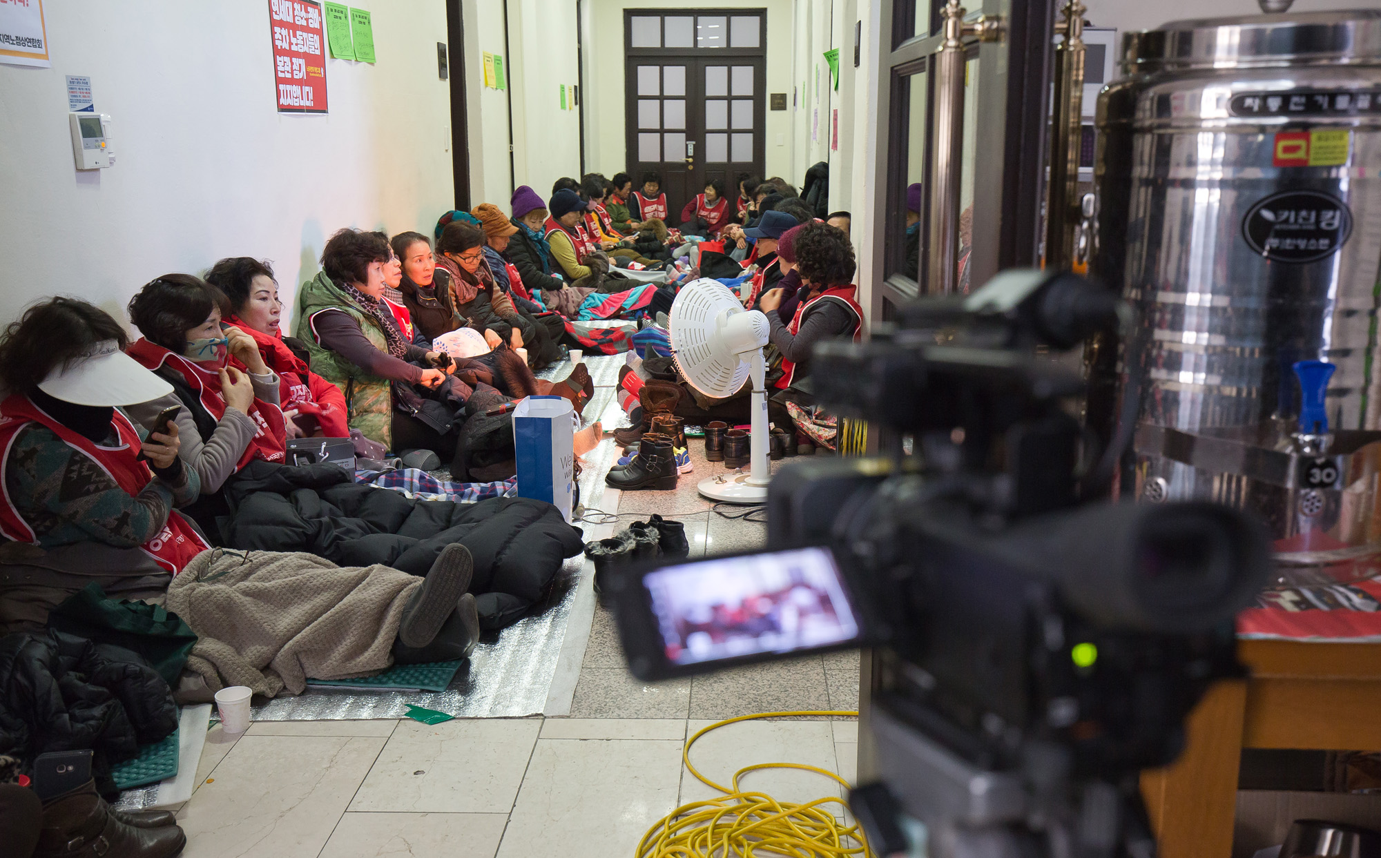 사회;세태;사건사고;연세대학교;연세대청소노동자;청소노동자;경비노동자;대학인원감축;연세대점거농성;노사갈등;간접고용;청소노동자구조조정