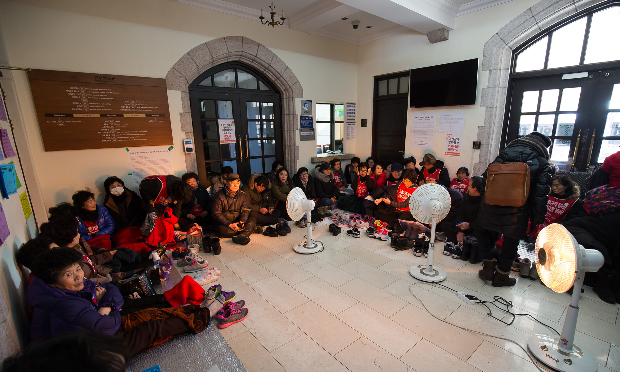 사회;세태;사건사고;연세대학교;연세대청소노동자;청소노동자;경비노동자;대학인원감축;연세대점거농성;노사갈등;간접고용;청소노동자구조조정