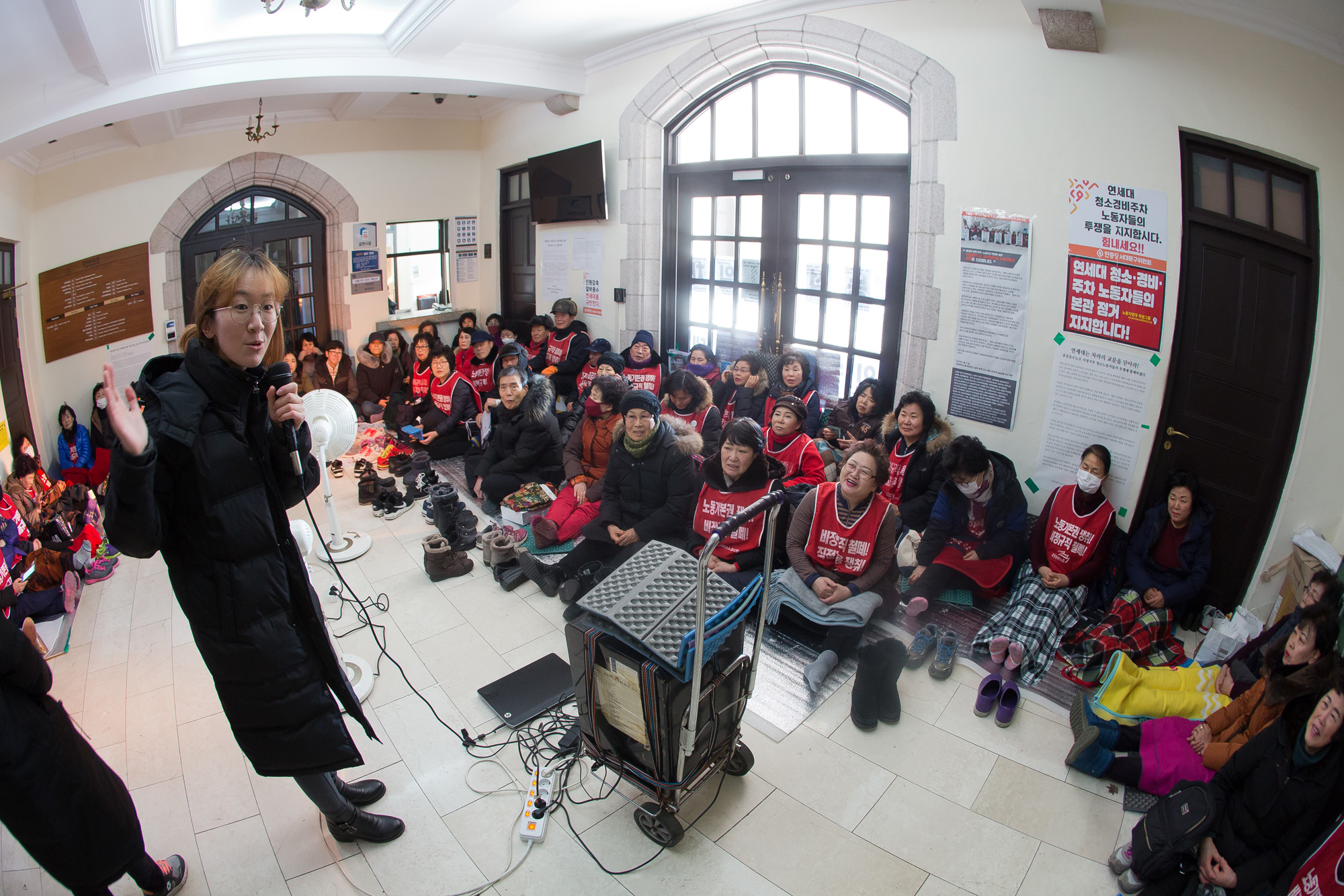 사회;세태;사건사고;연세대학교;연세대청소노동자;청소노동자;경비노동자;대학인원감축;연세대점거농성;노사갈등;간접고용;청소노동자구조조정