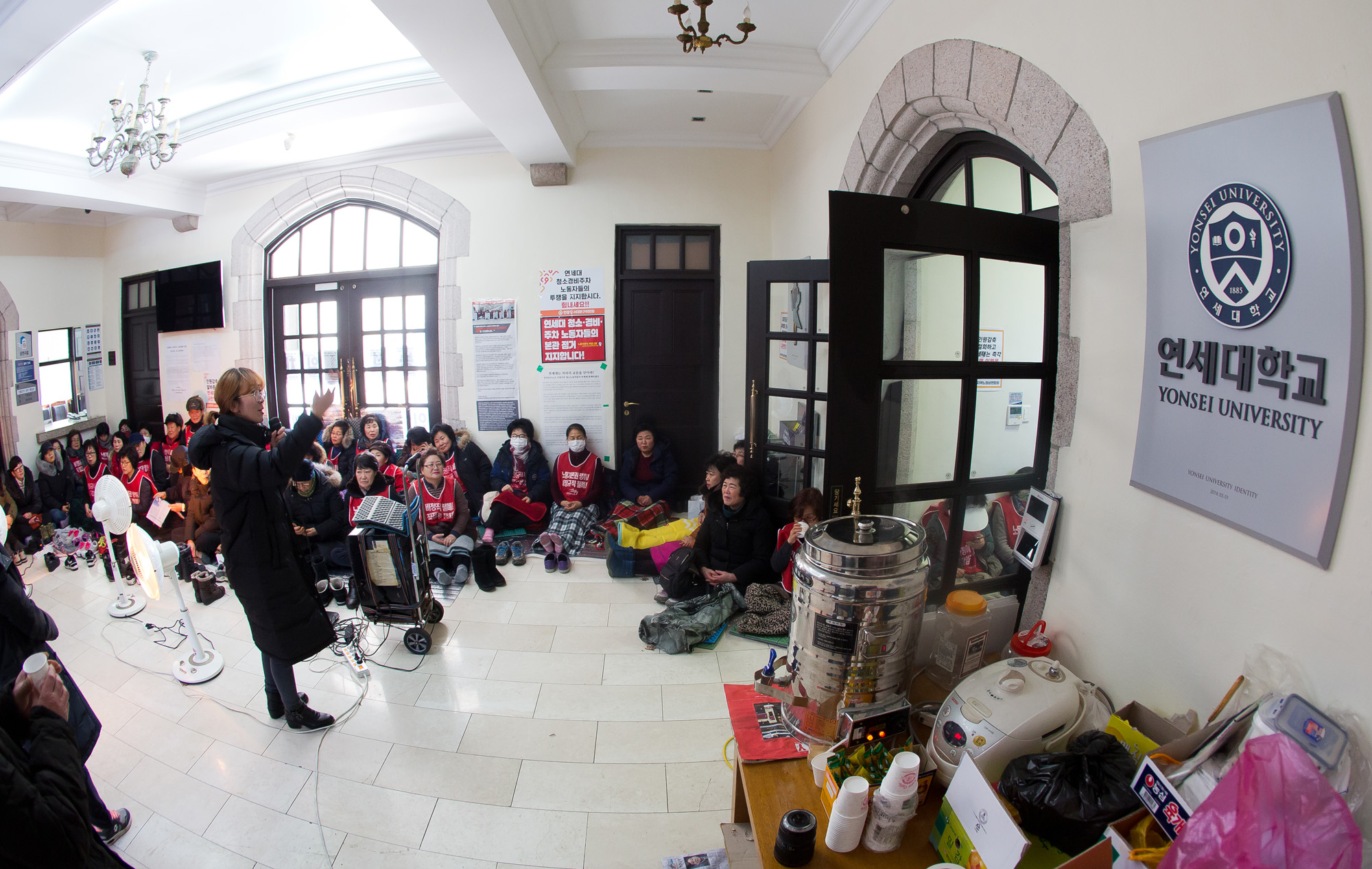 사회;세태;사건사고;연세대학교;연세대청소노동자;청소노동자;경비노동자;대학인원감축;연세대점거농성;노사갈등;간접고용;청소노동자구조조정