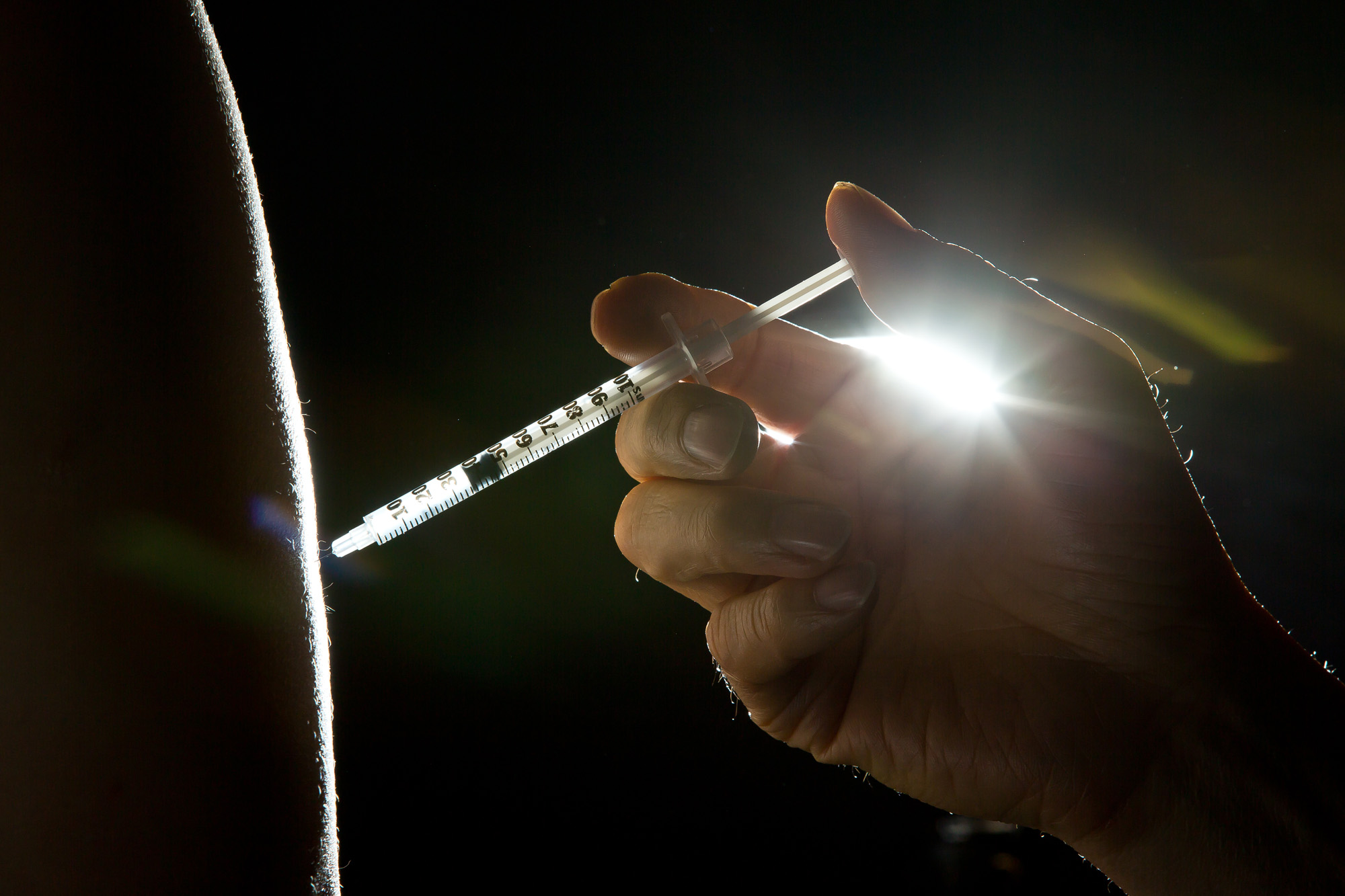 의학;건강;의료;의료행위;주사기;주사놓기;주사하는손;약물