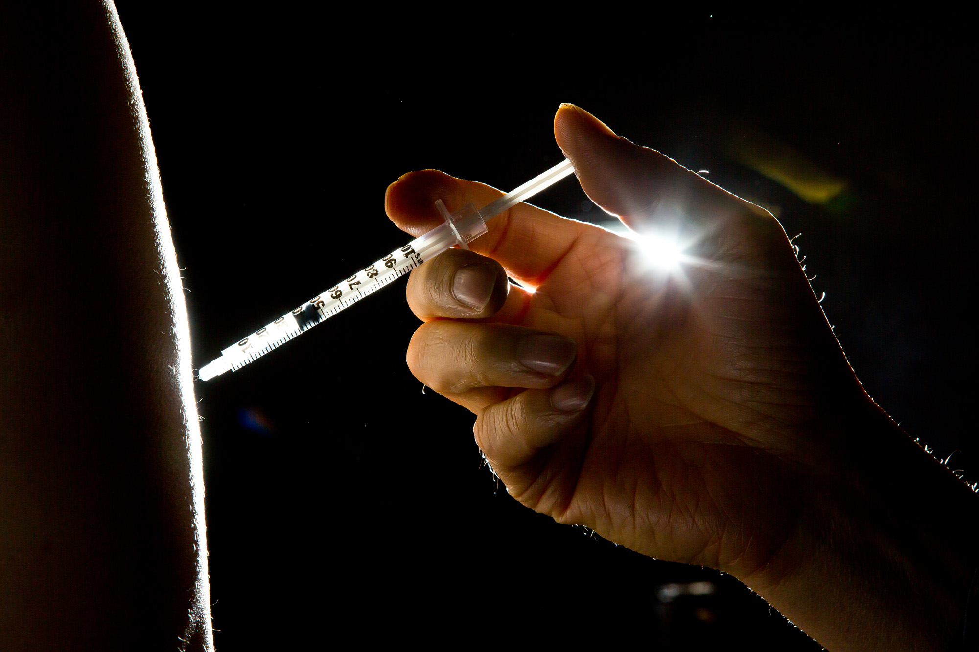 의학;건강;의료;의료행위;주사기;주사놓기;주사하는손;약물