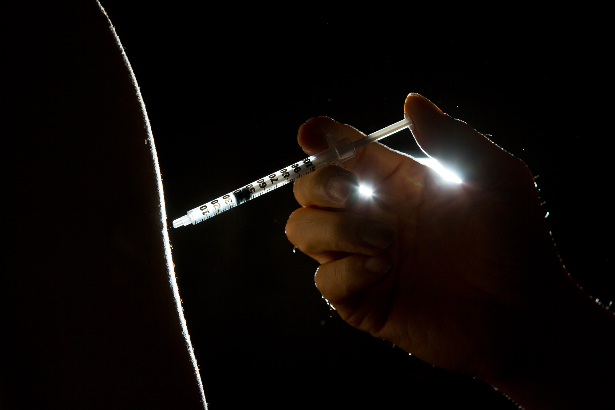 의학;건강;의료;의료행위;주사기;주사놓기;주사하는손;약물