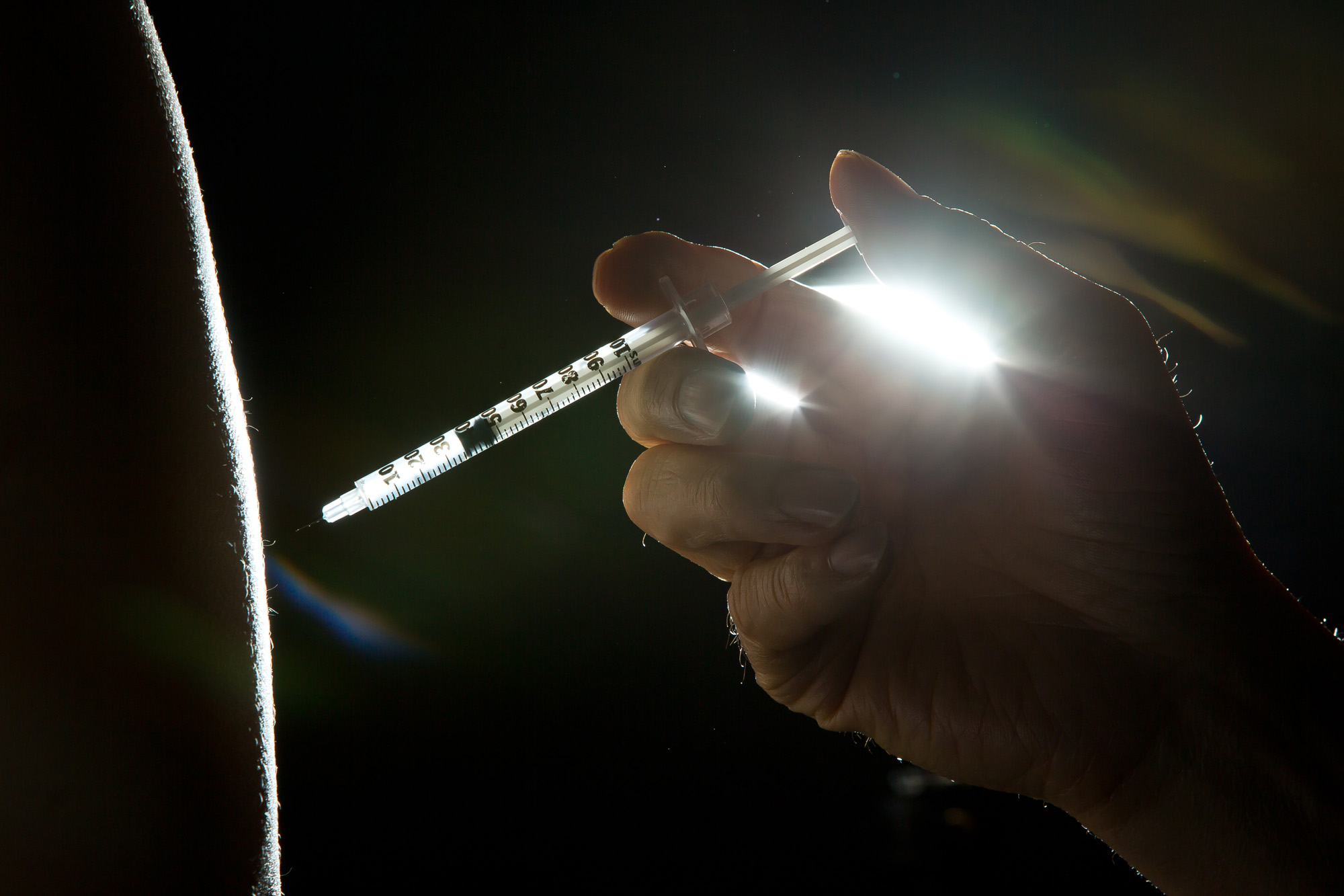 의학;건강;의료;의료행위;주사기;주사놓기;주사하는손;약물