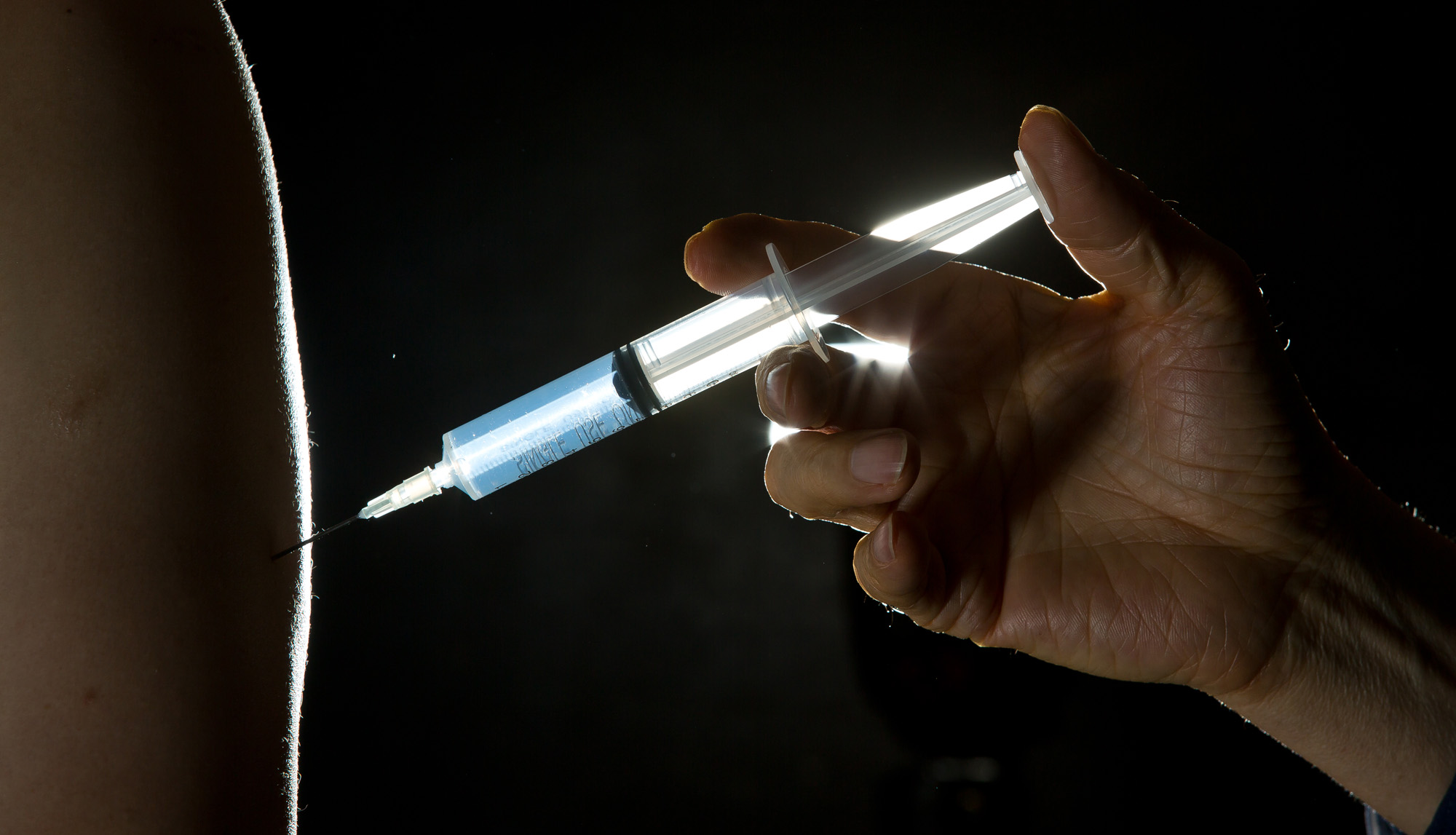 의학;건강;의료;의료행위;주사기;주사놓기;주사하는손;약물