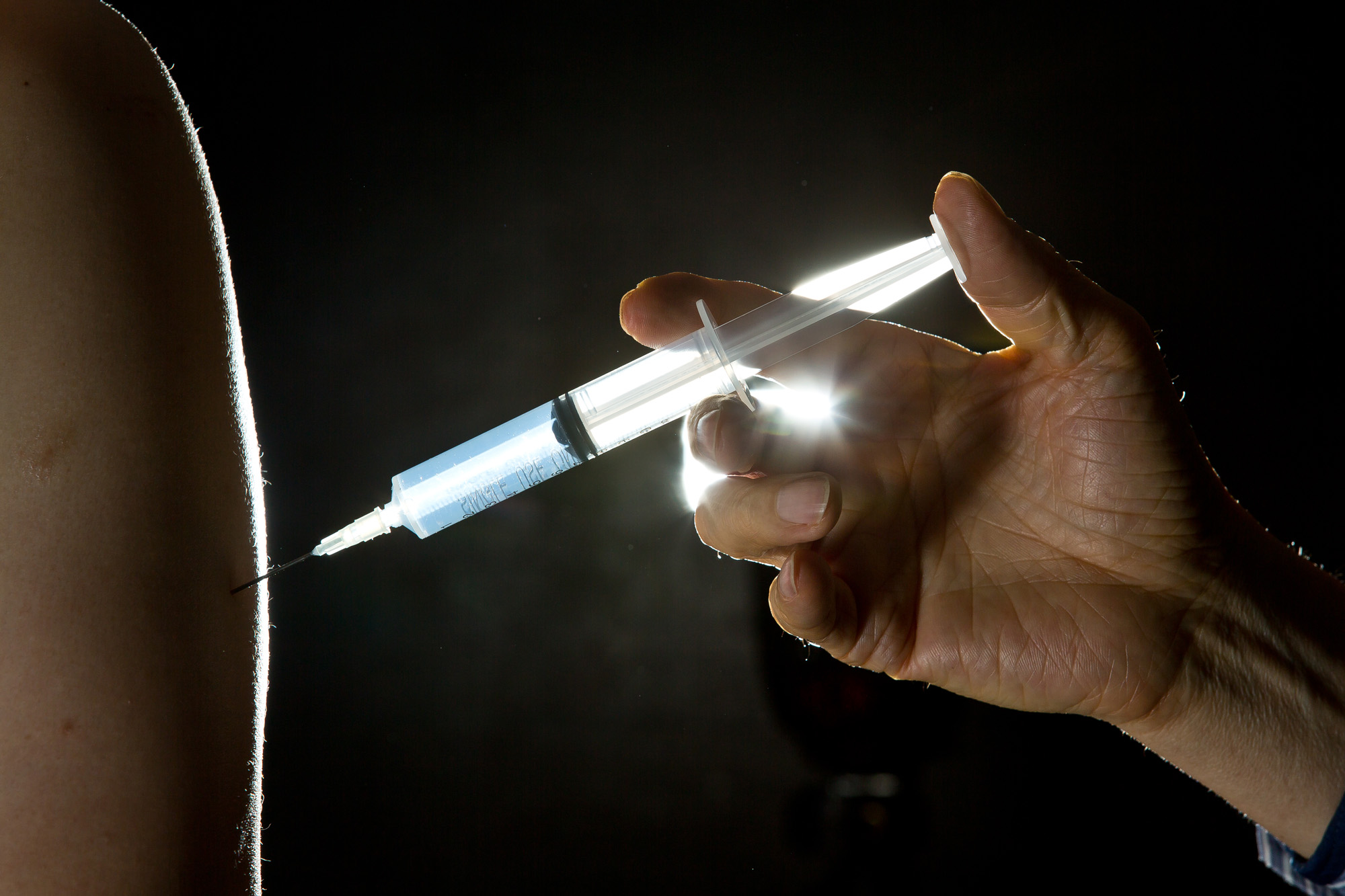 의학;건강;의료;의료행위;주사기;주사놓기;주사하는손;약물