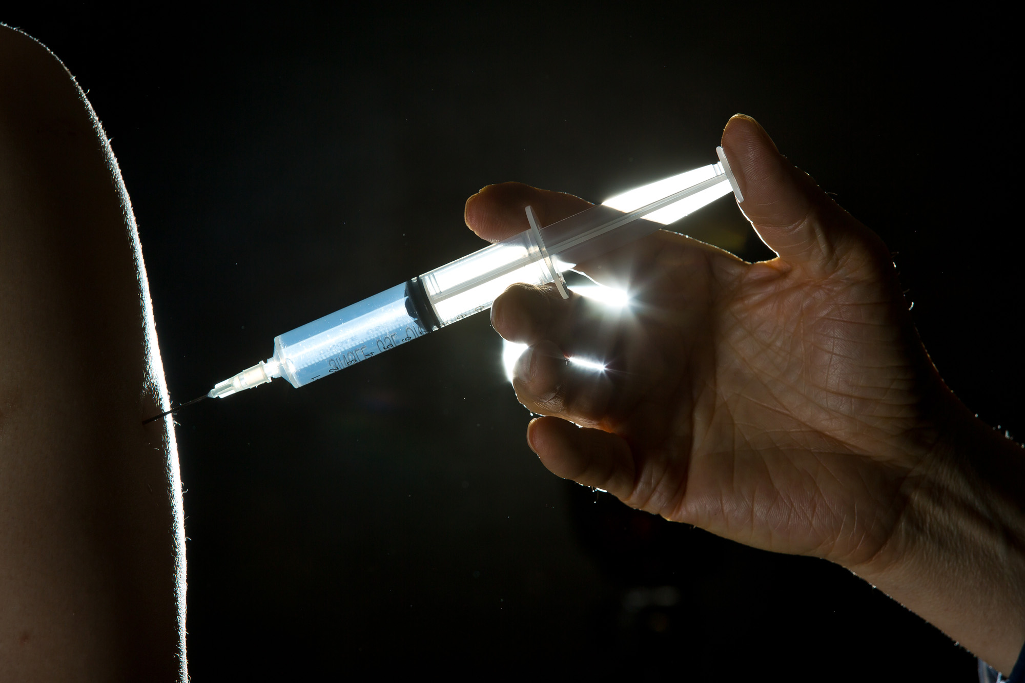 의학;건강;의료;의료행위;주사기;주사놓기;주사하는손;약물