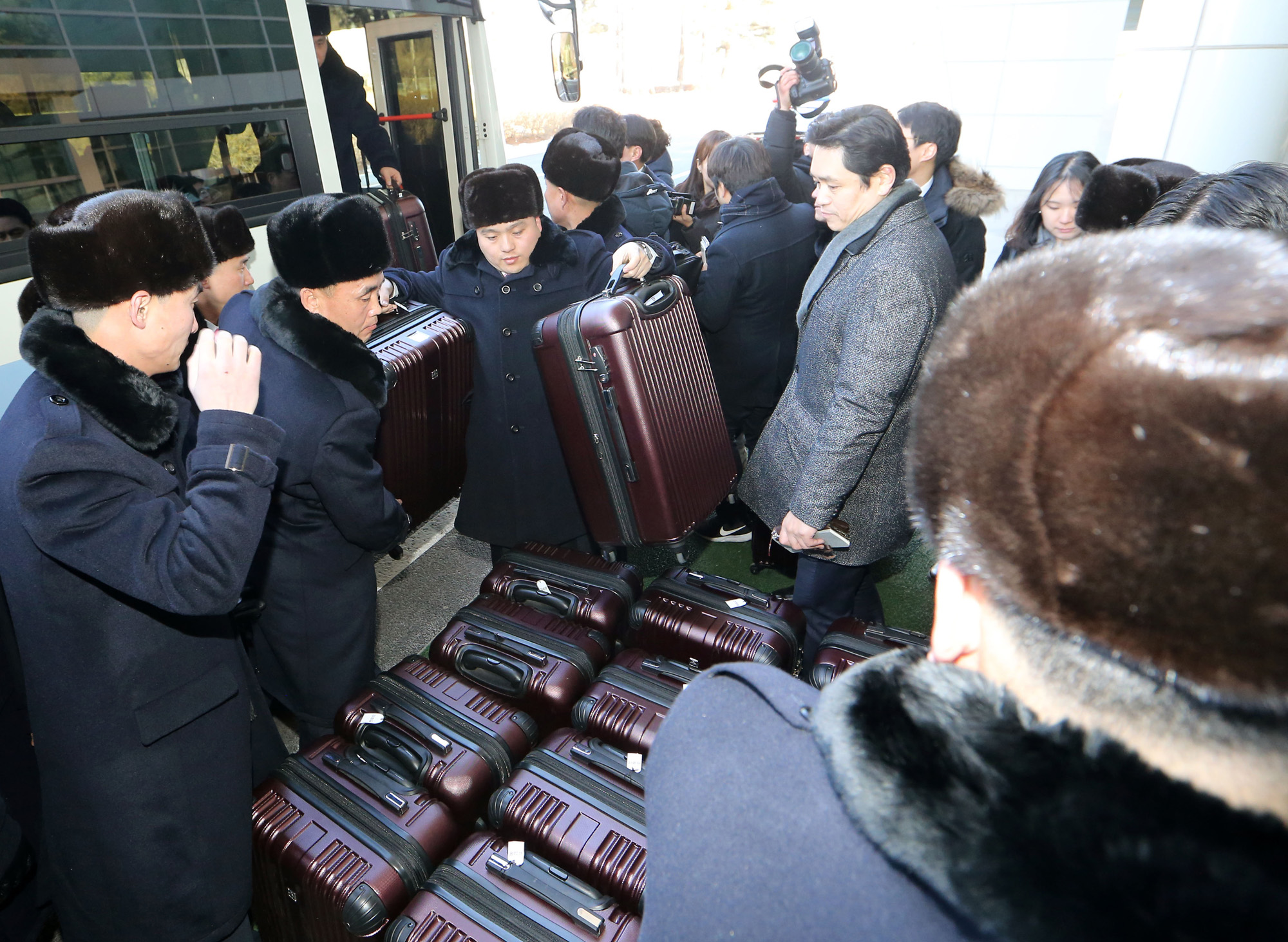 북한;북;예술단;입경;출입국관리소;선발대