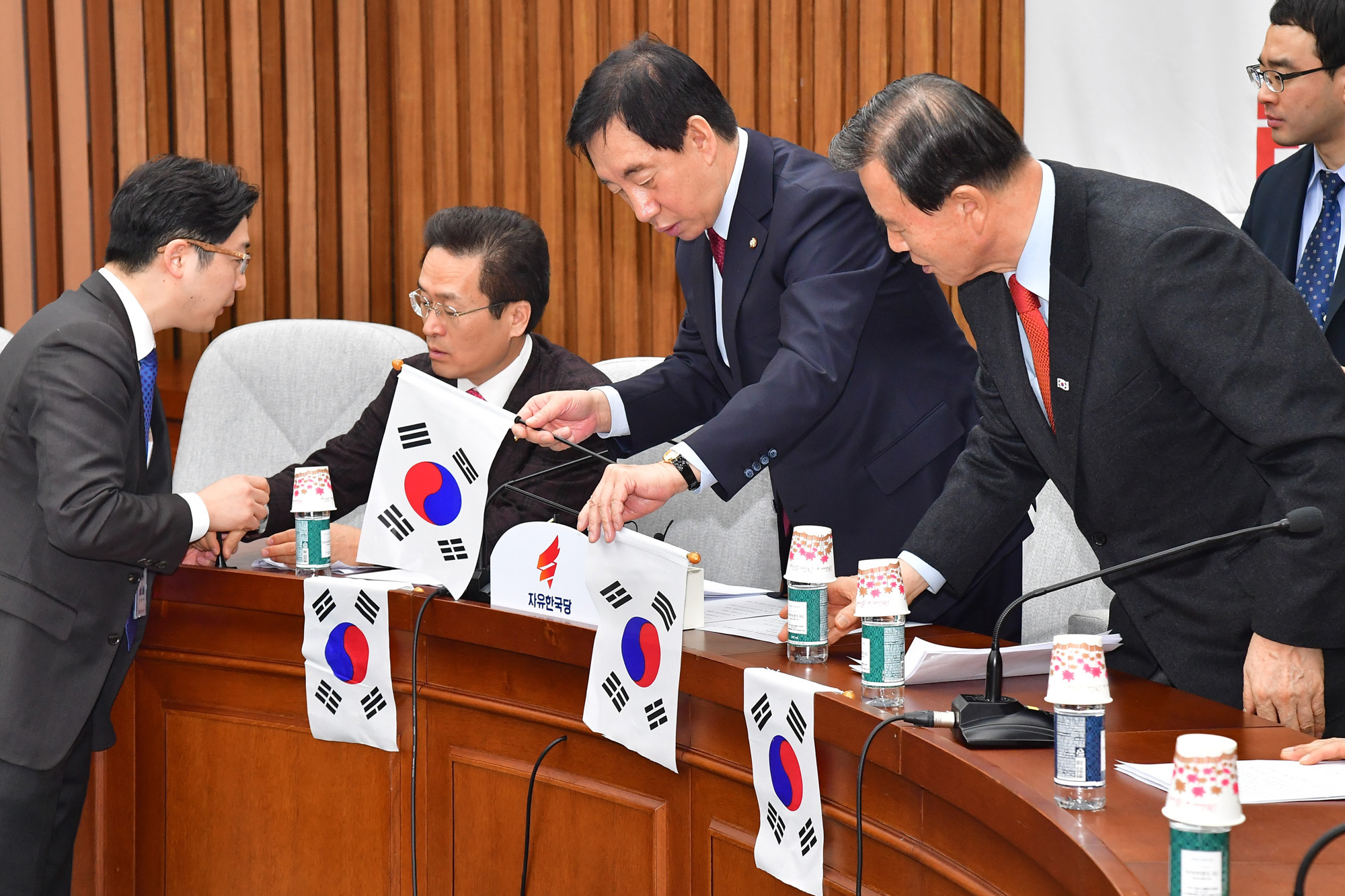 정치;국회;자유한국당원내대책회의;김성태;김성태태극기