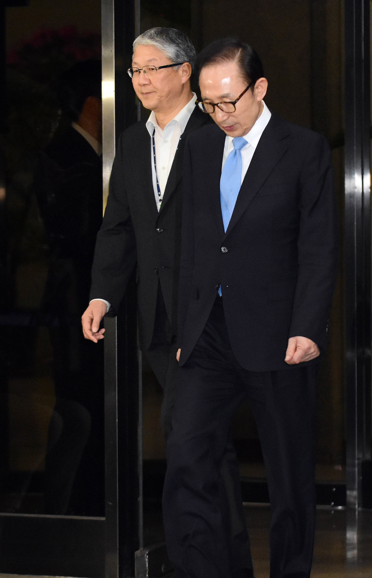 정치;검찰;이명박;MB;소환;조사;귀가;뇌물수수;대통령기록물;국정원