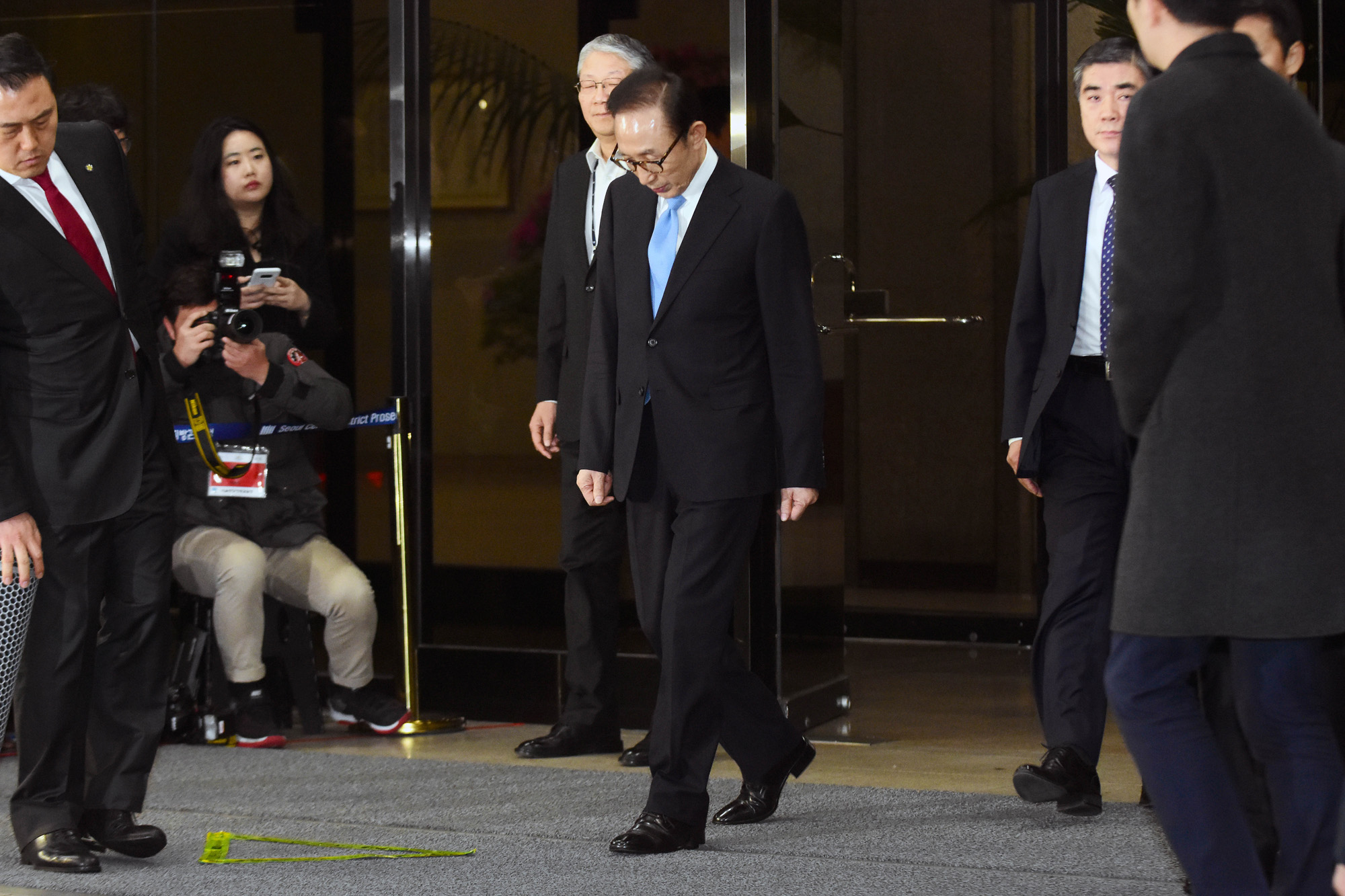 정치;검찰;이명박;MB;소환;조사;귀가;뇌물수수;대통령기록물;국정원