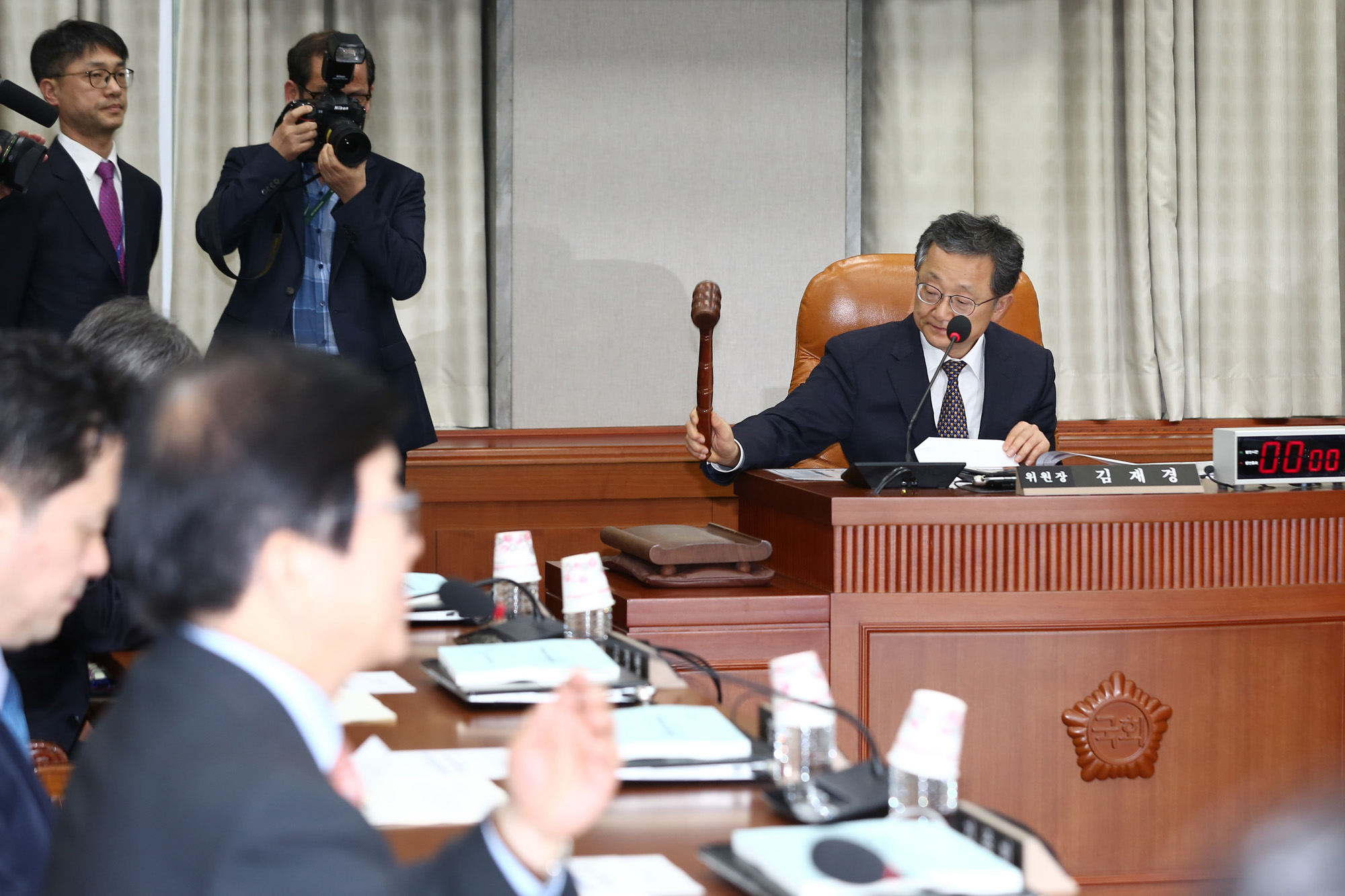 정치국회;헌법개정및정치개혁특별위원회;김재경위원장