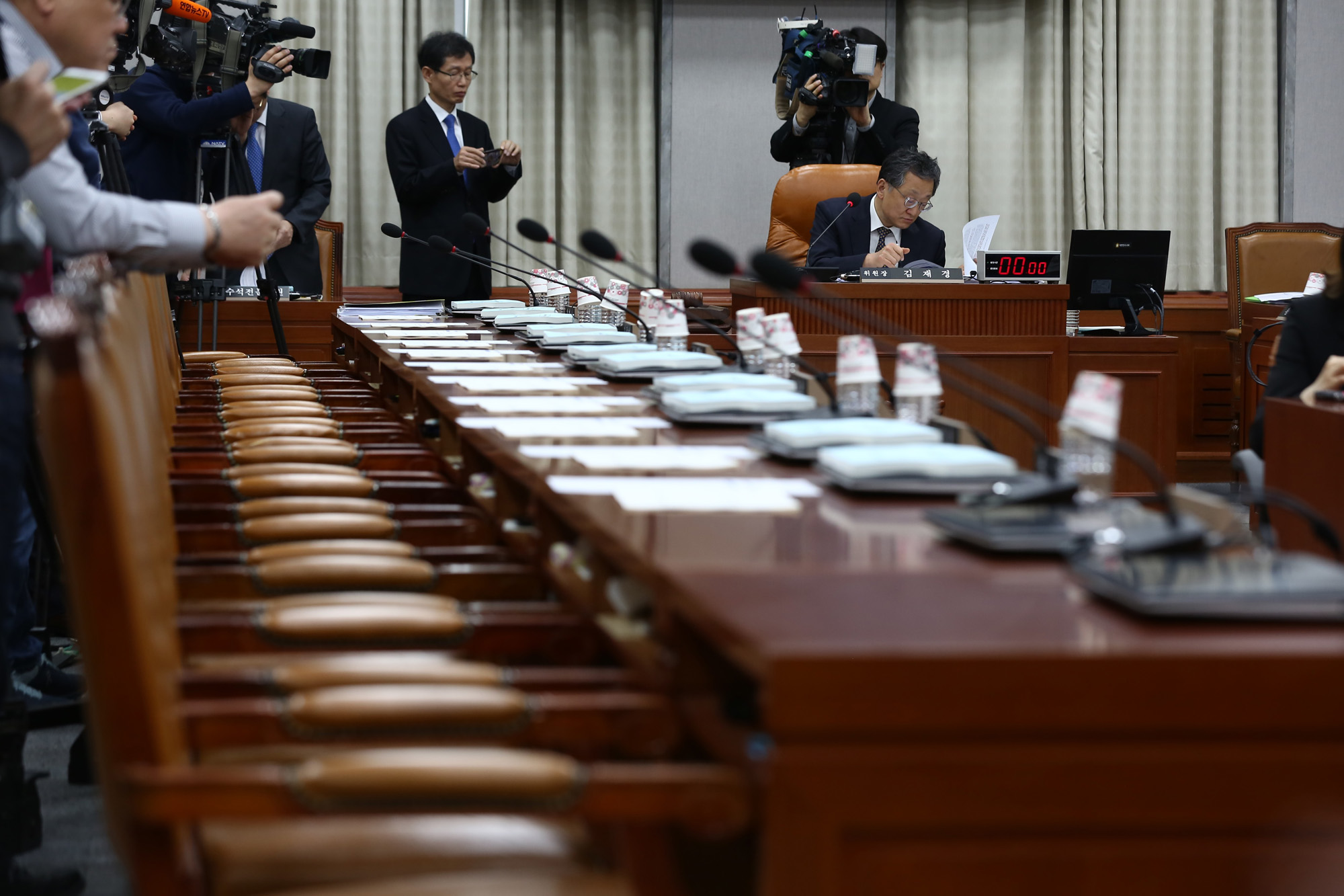정치국회;헌법개정및정치개혁특별위원회;김재경위원장