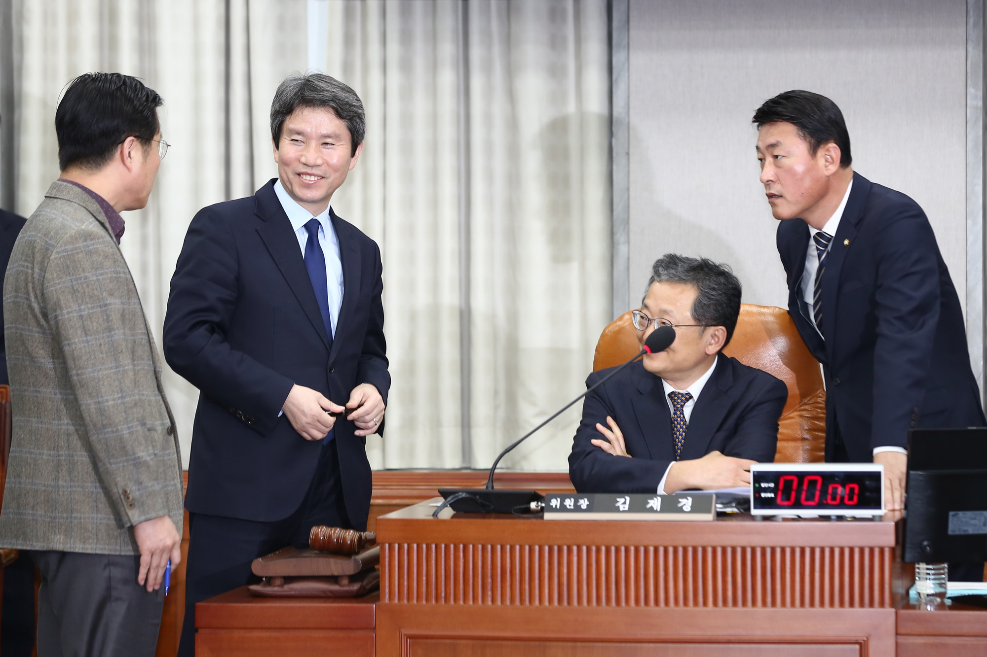 정치국회;헌법개정및정치개혁특별위원회;김재경위원장