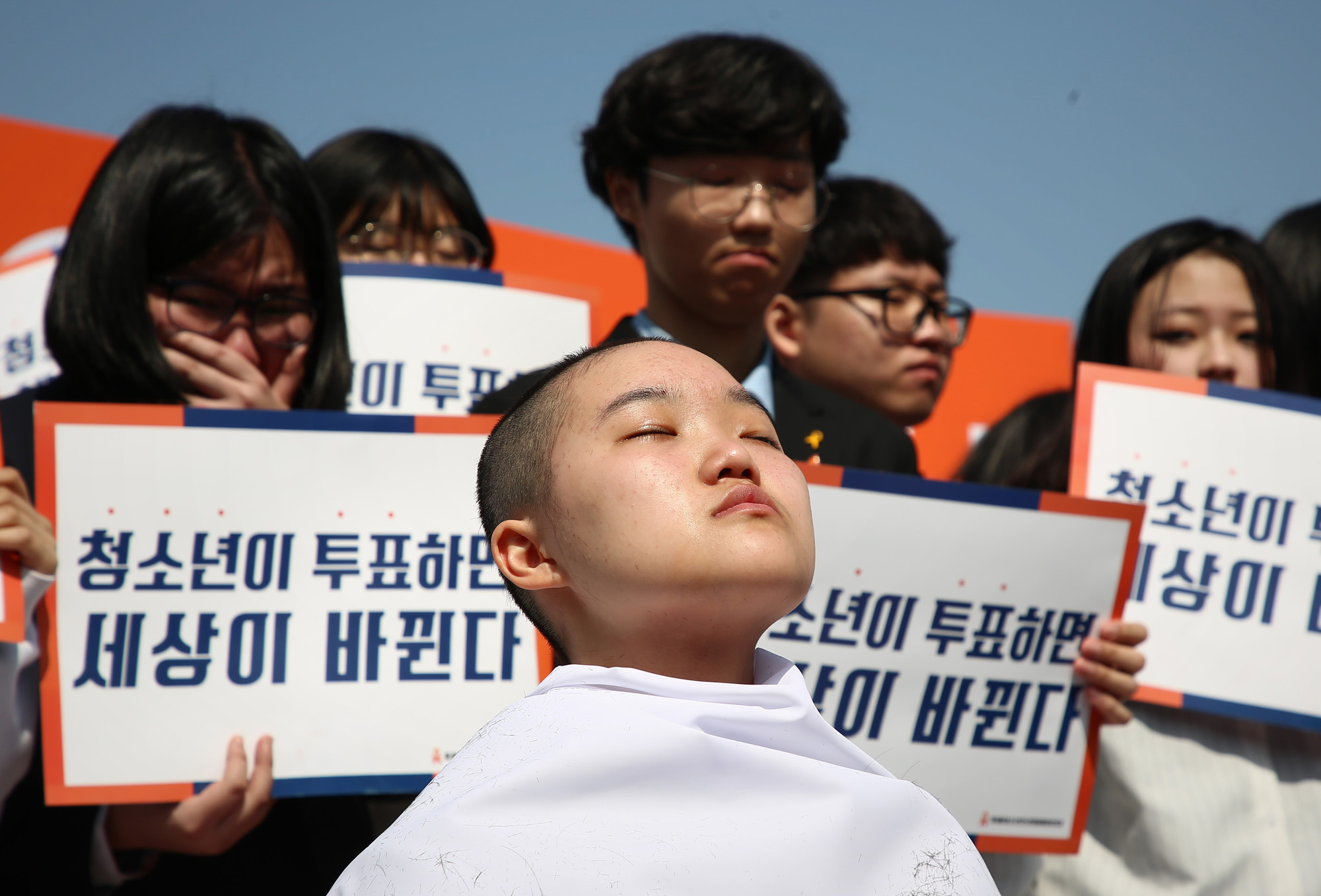 정치국회;선거연령;청소년선거권;삭발식