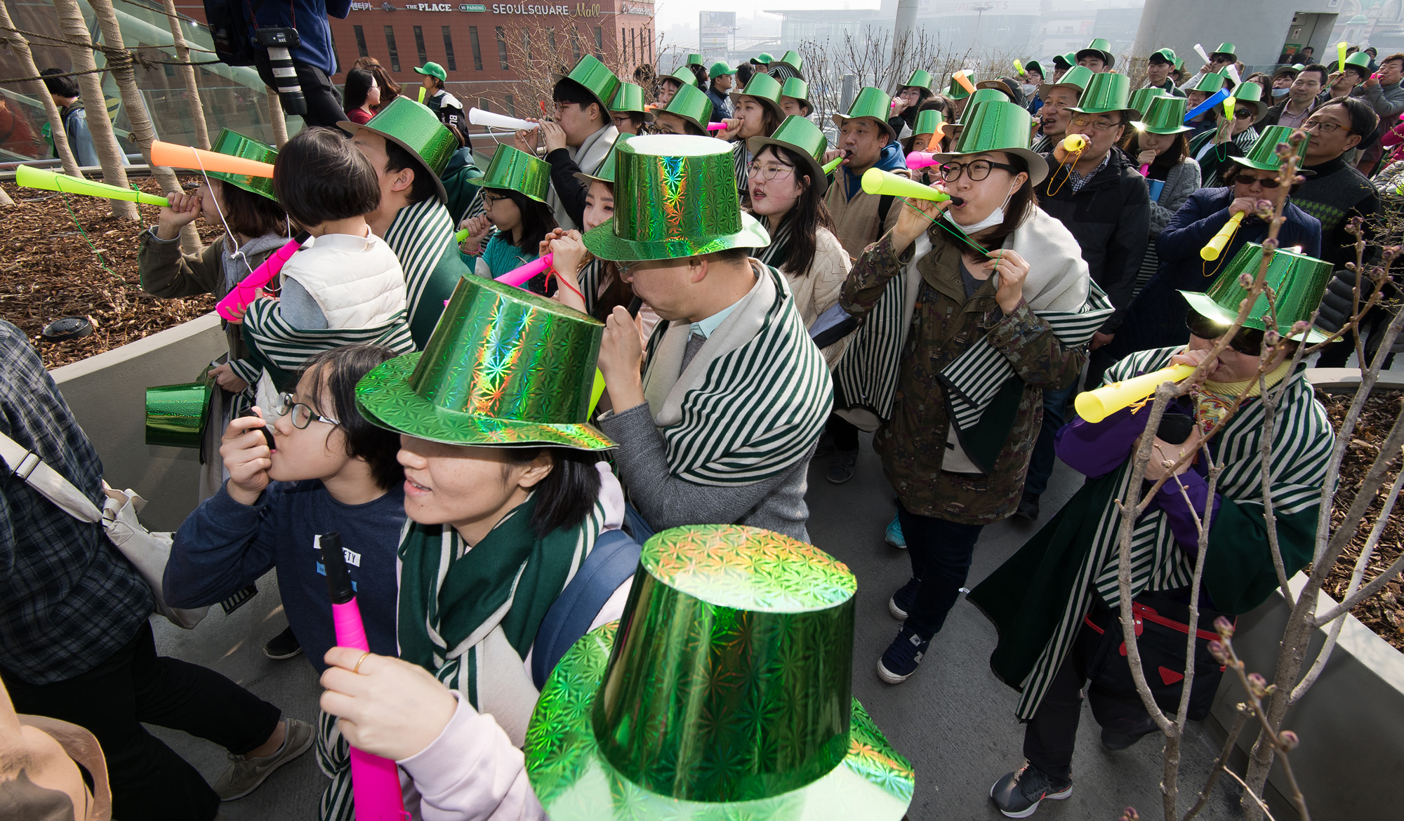 사회;문화;행사;퍼레이드;봄축제;시민퍼레이드;서울로7017;서울로봄나팔퍼레이드;초록물결;봄나팔대행진;브라스밴드;바스커션