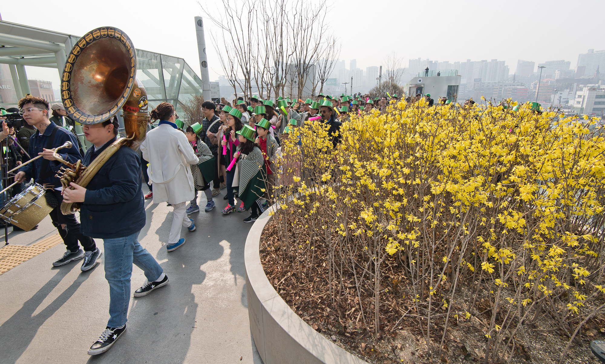 사회;문화;행사;퍼레이드;봄축제;시민퍼레이드;서울로7017;서울로봄나팔퍼레이드;초록물결;봄나팔대행진;브라스밴드;바스커션