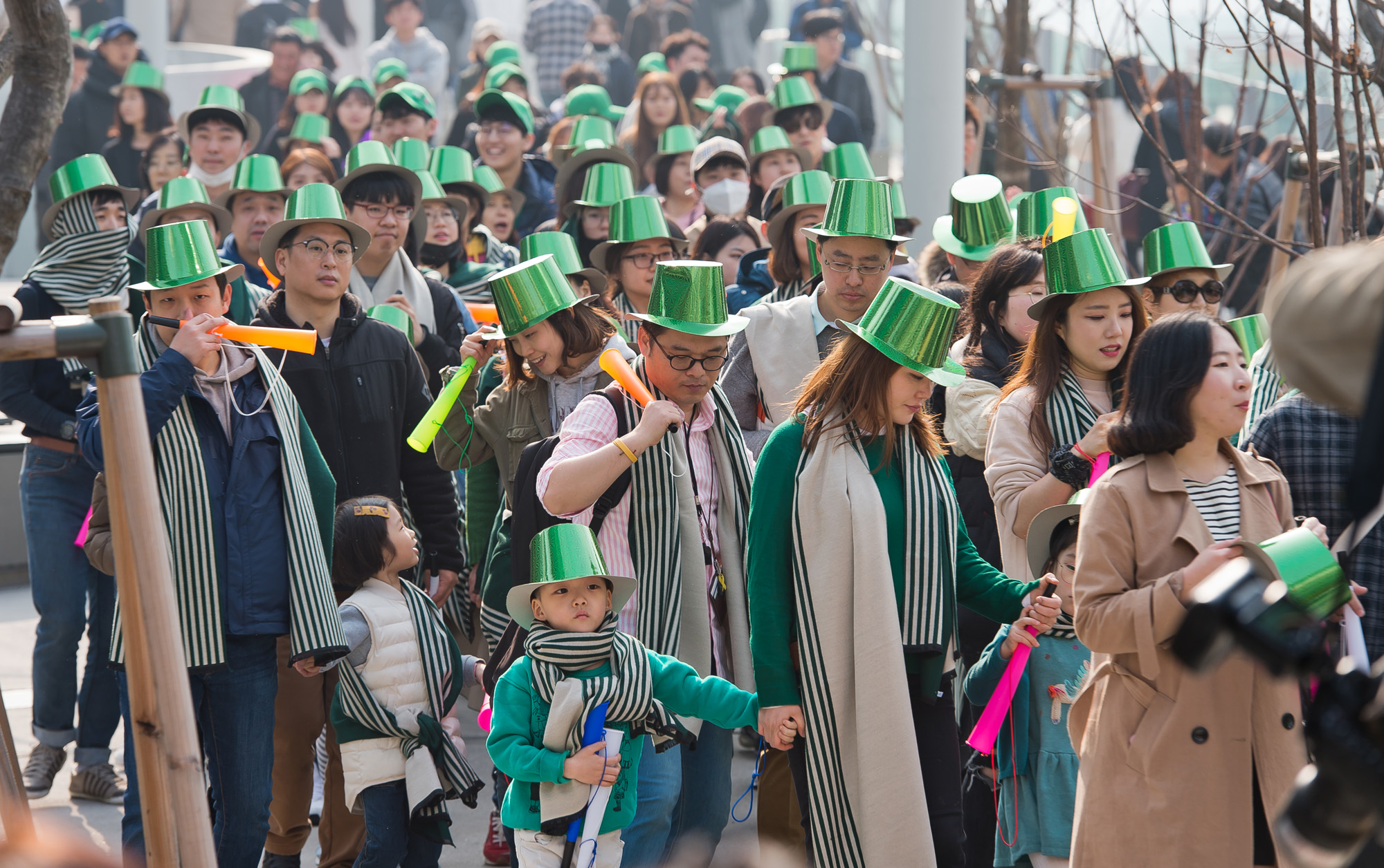 사회;문화;행사;퍼레이드;봄축제;시민퍼레이드;서울로7017;서울로봄나팔퍼레이드;초록물결;봄나팔대행진;브라스밴드;바스커션