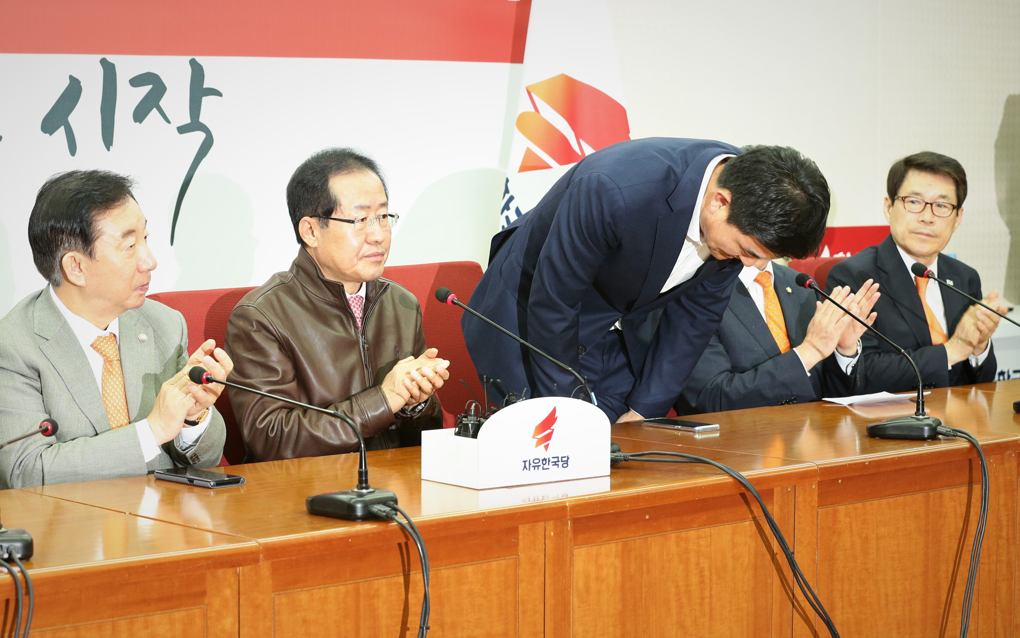 정치;자유한국당경남도지사후보추대식;김태호경남도지사;홍준표대표