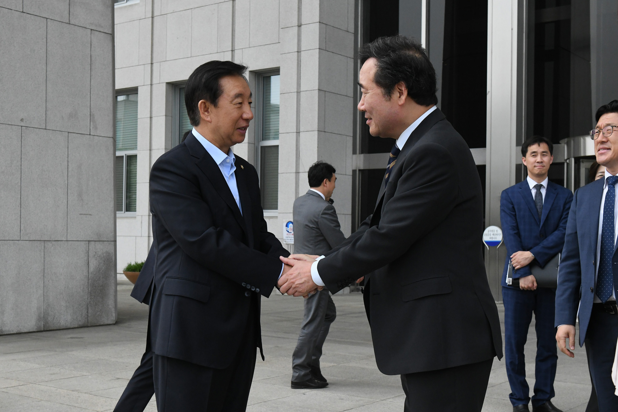 정치국회;국무총리;이낙연;시정연설;추경예산;김성태원내대표