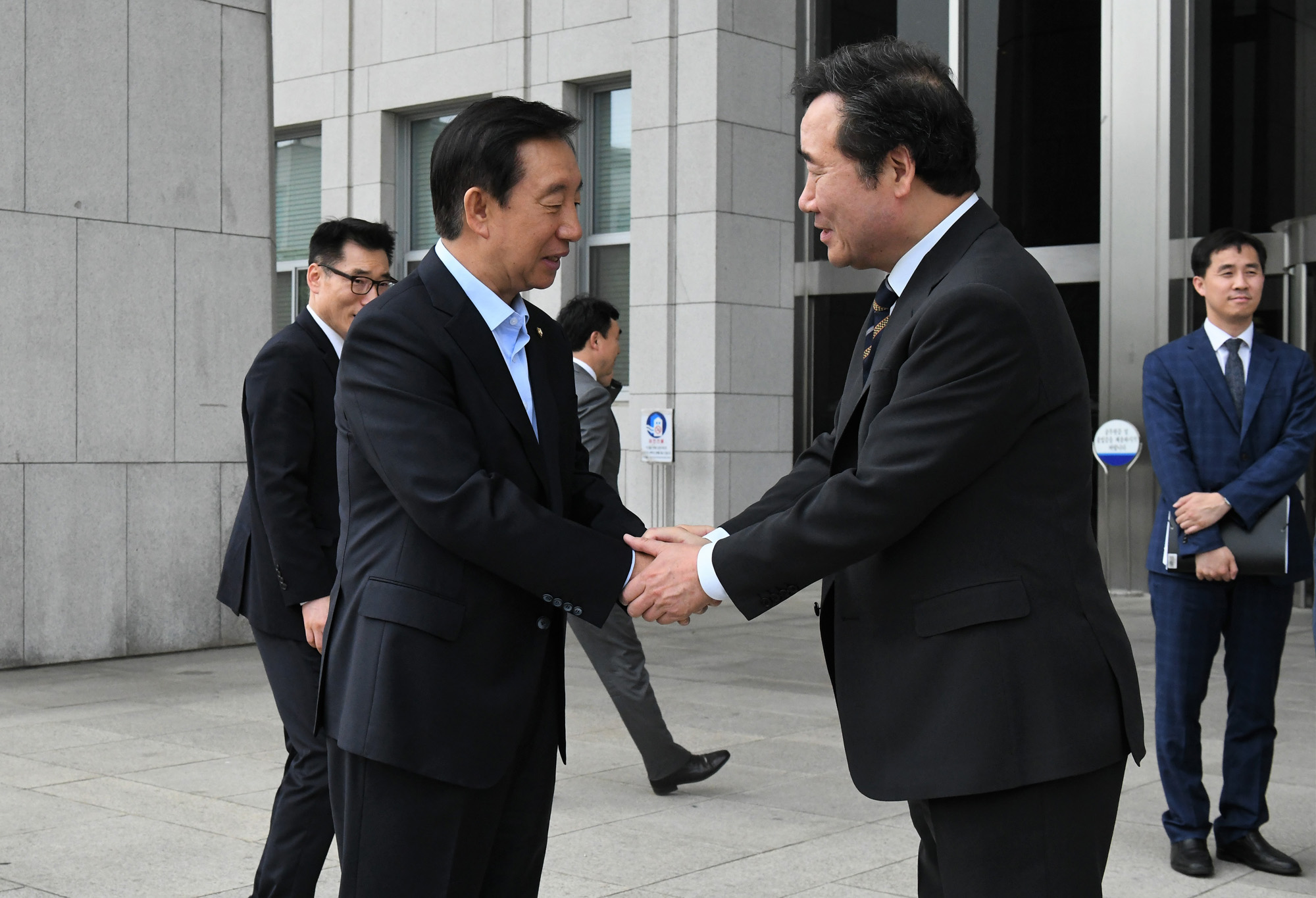 정치국회;국무총리;이낙연;시정연설;추경예산;김성태원내대표