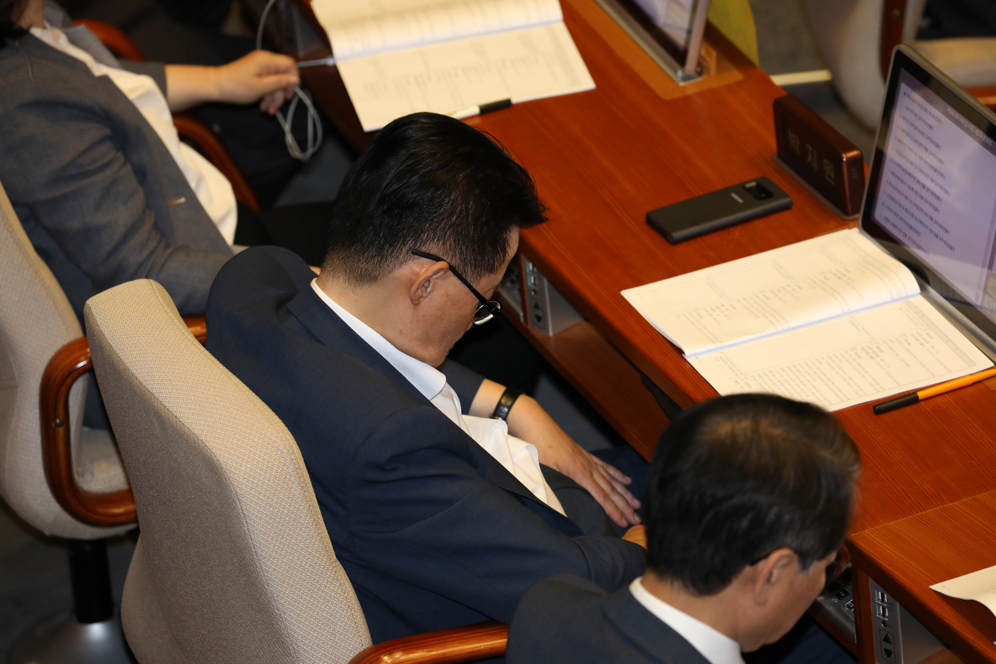 정치국회;본회의;피곤한국회의원;졸고있는국회의원