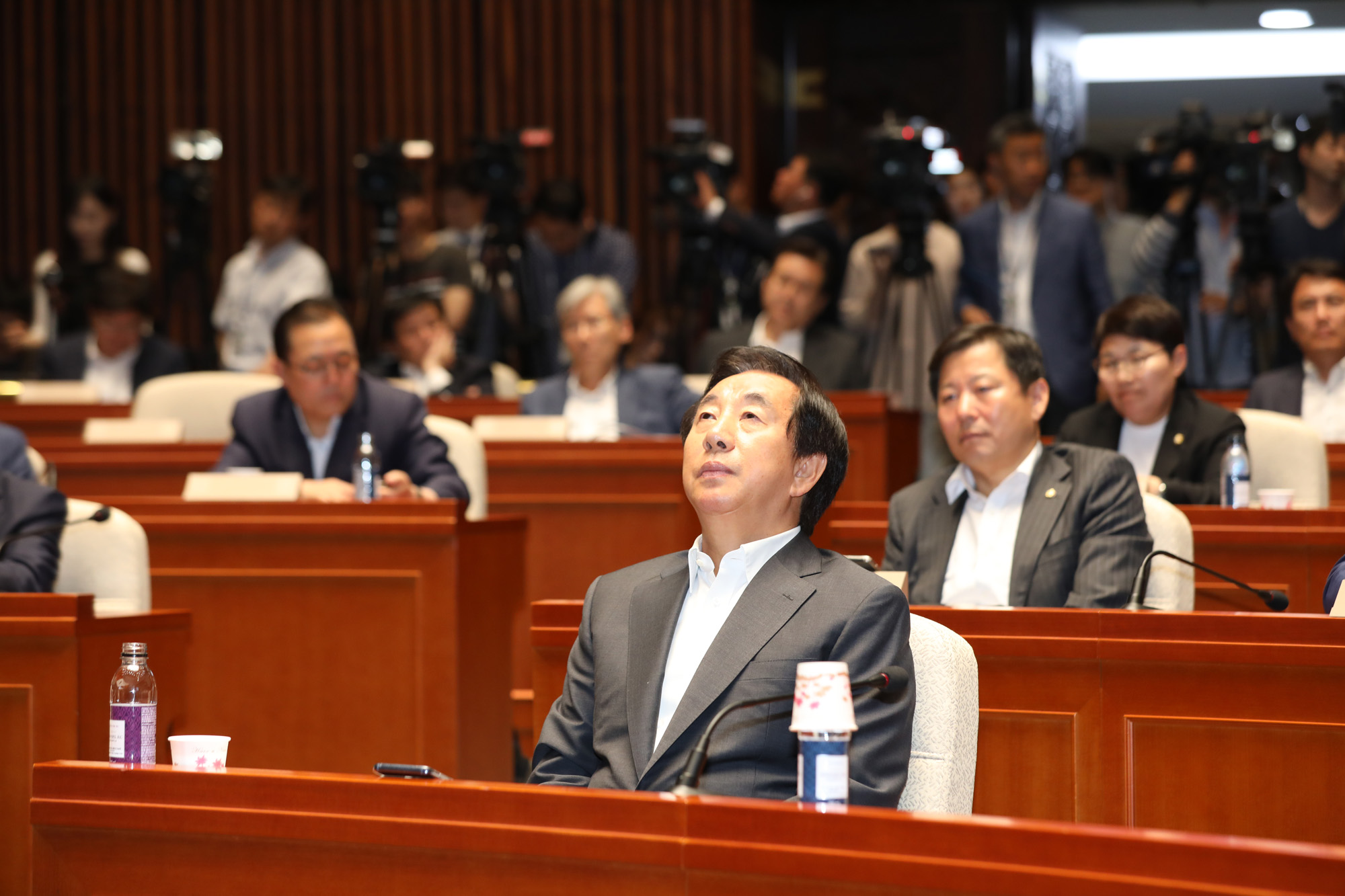 정치국회;자유한국당의원총회;저희가잘못했습니다;김성태대표권한대행