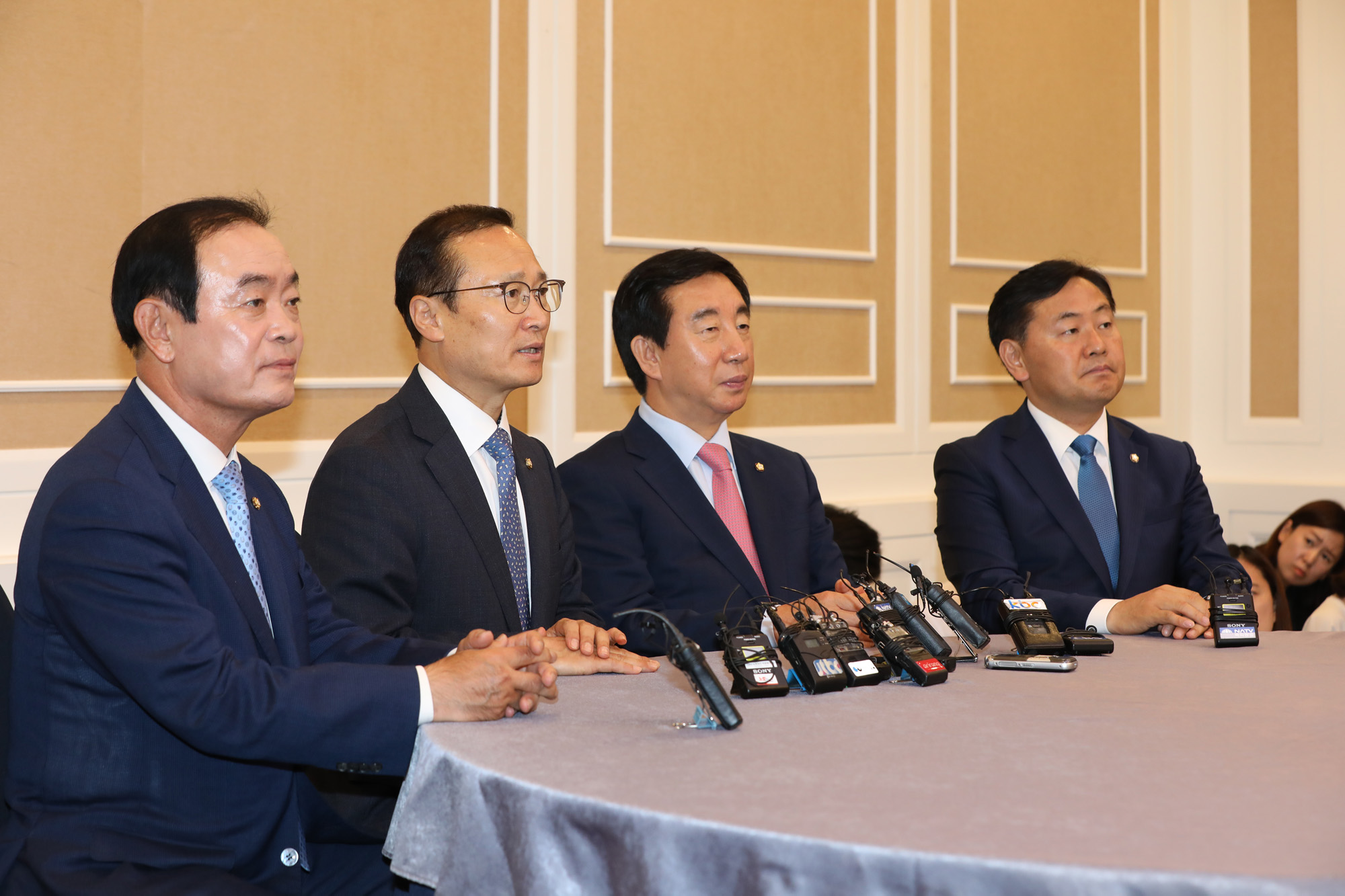 정치국회;교섭단체원내대표;홍영표;김성태;장병완;김관영
