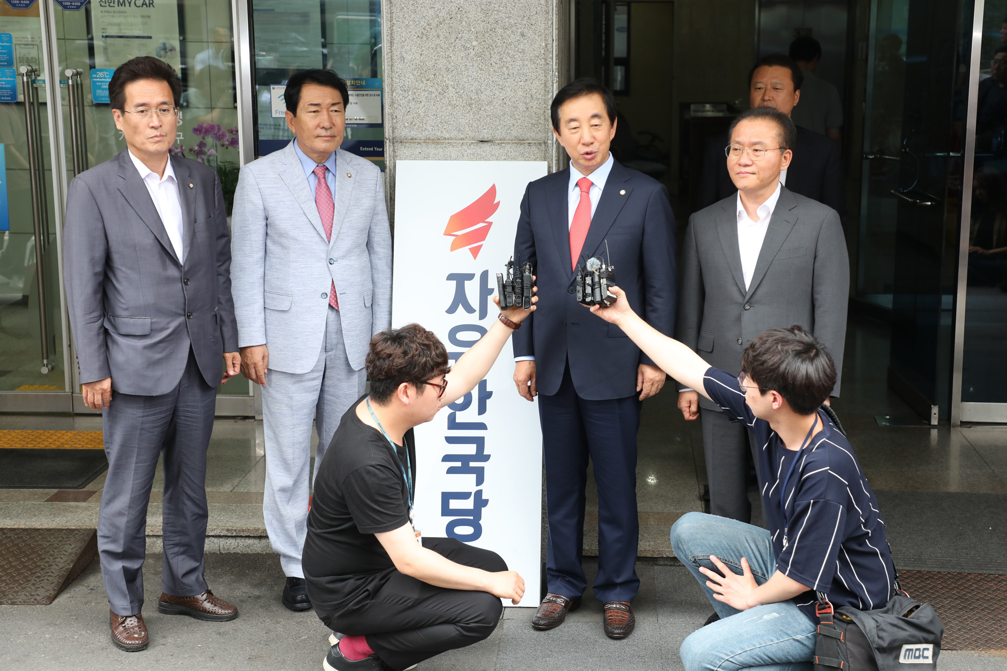 정치국회;자유한국당현판철거;자유한국당구당사현판철거;김성태당권한대행