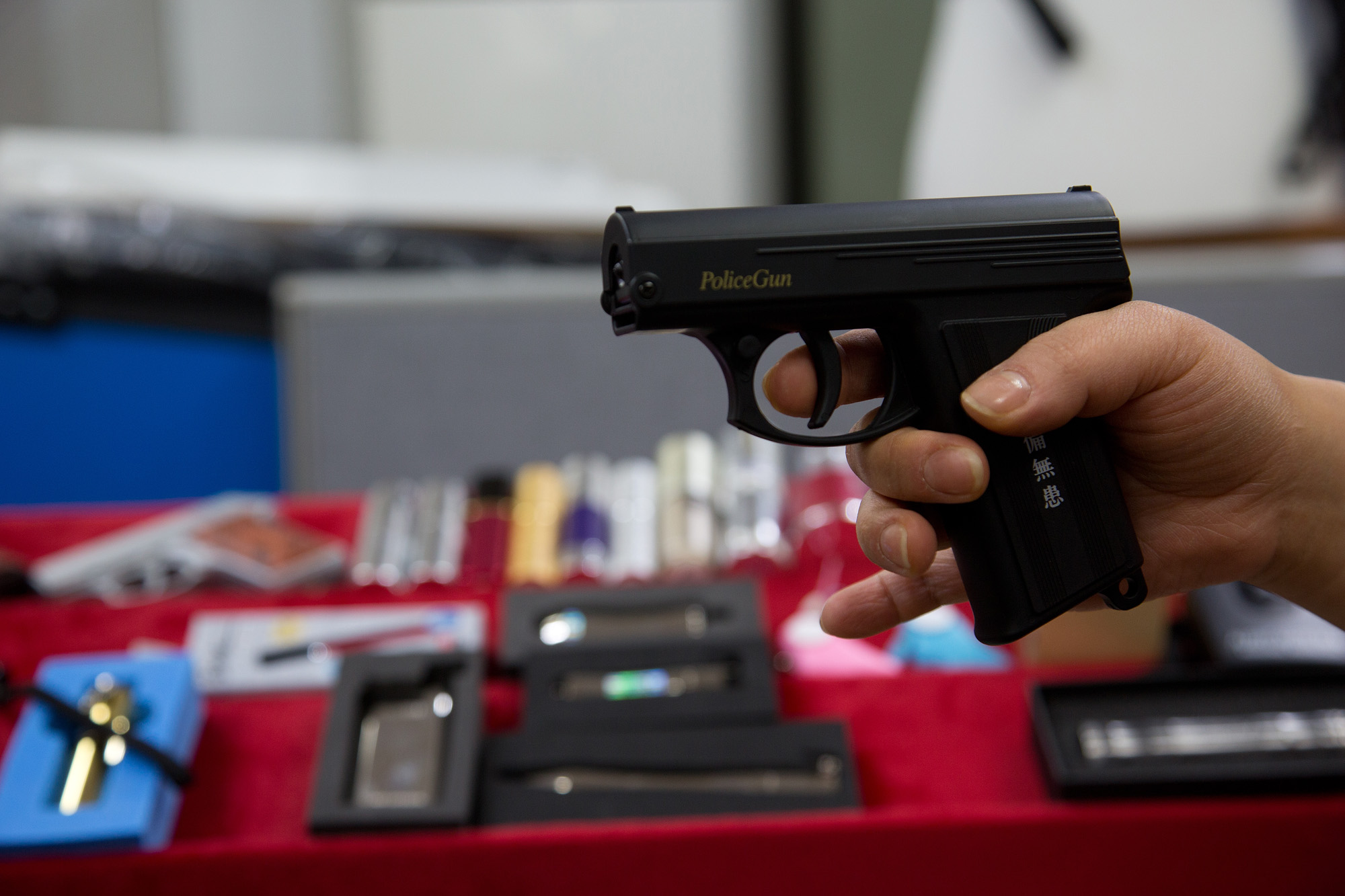 사회;호신용품;스프레이;휘슬;가스총;전기충격기;3단봉