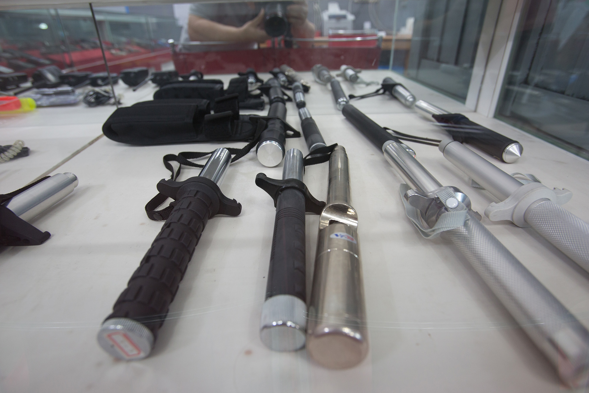 사회;호신용품;스프레이;휘슬;가스총;전기충격기;3단봉