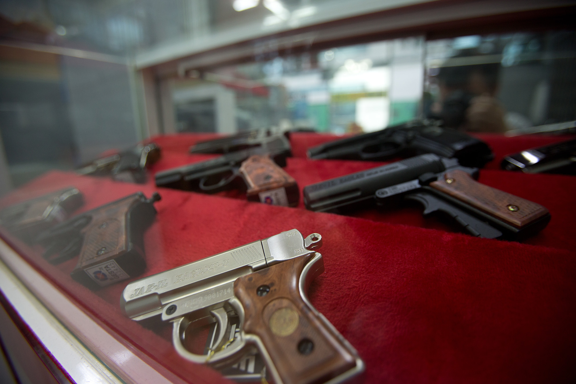 사회;호신용품;스프레이;휘슬;가스총;전기충격기;3단봉