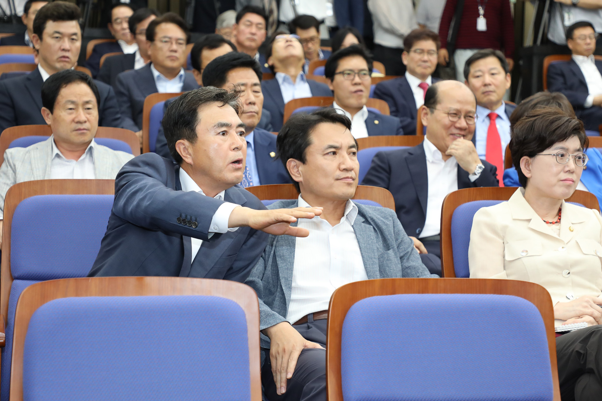 정치국회;자유한국당의원총회