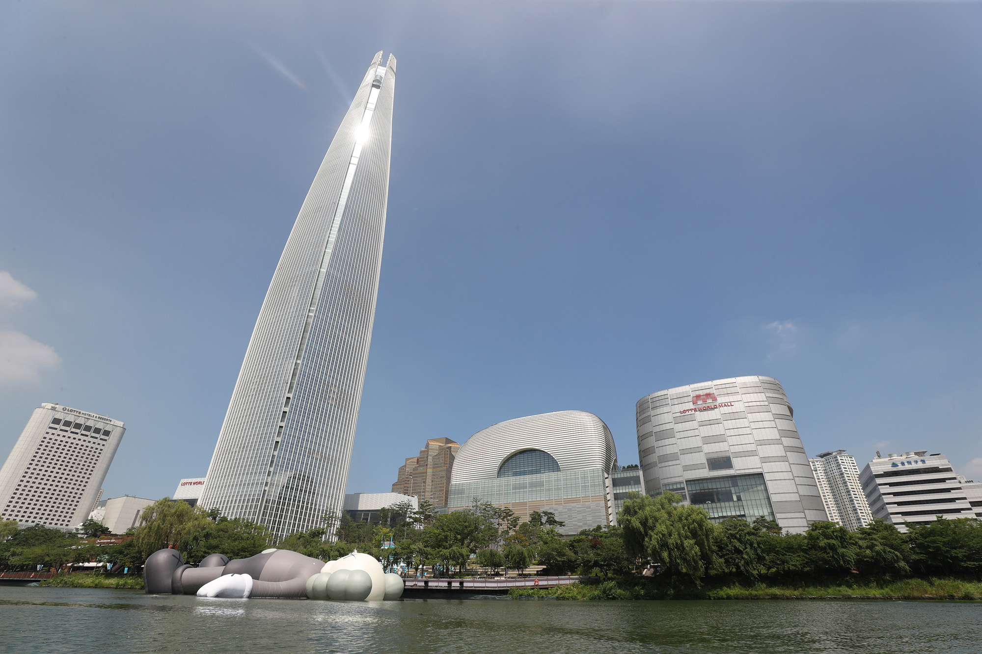 석촌호수;카우스;조형물