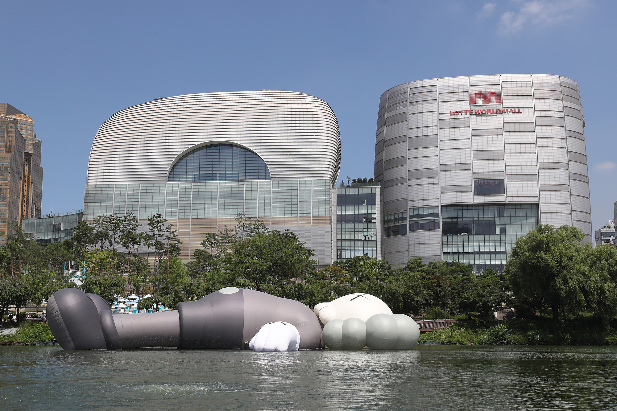 석촌호수;카우스;조형물