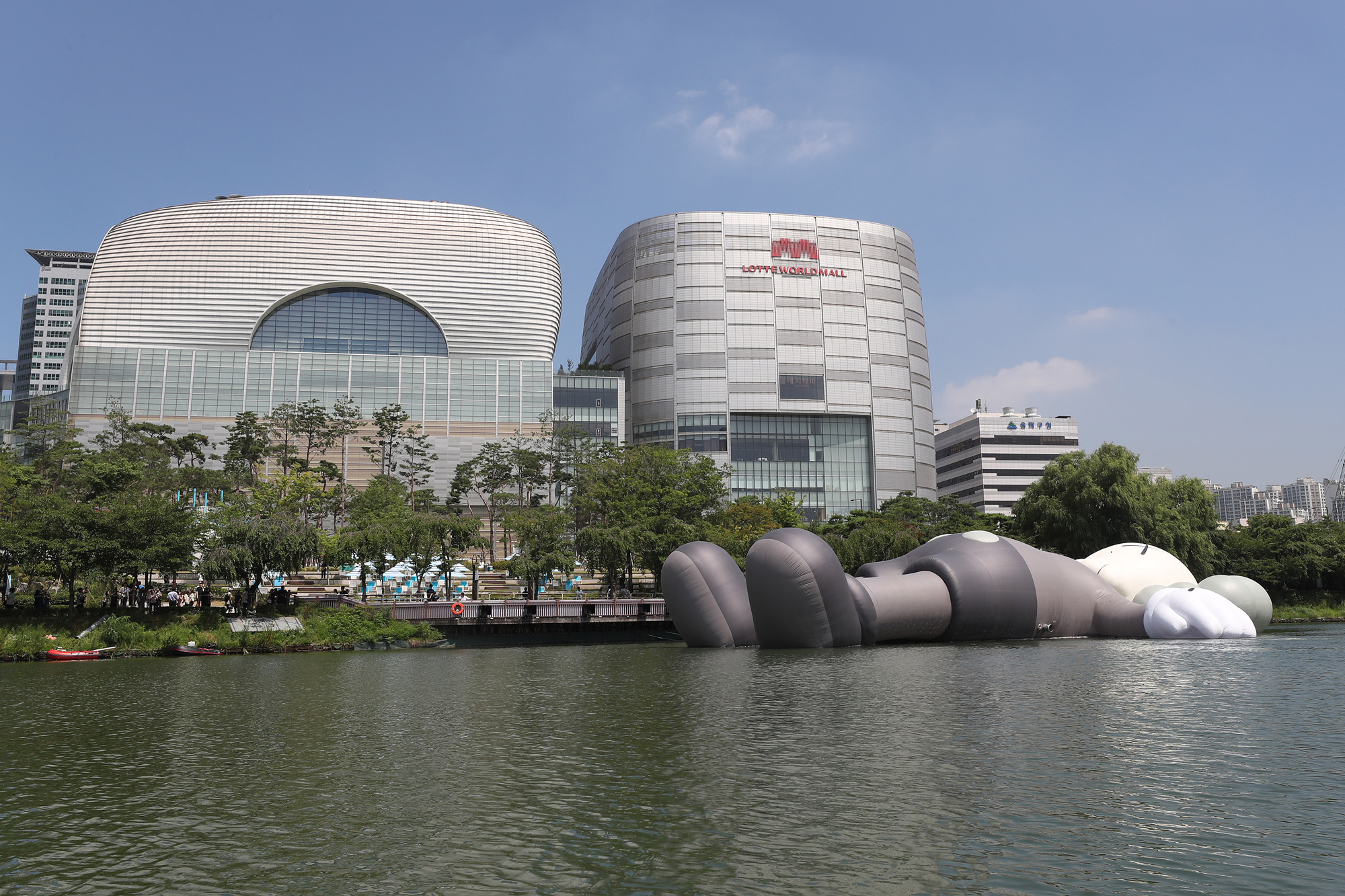 석촌호수;카우스;조형물